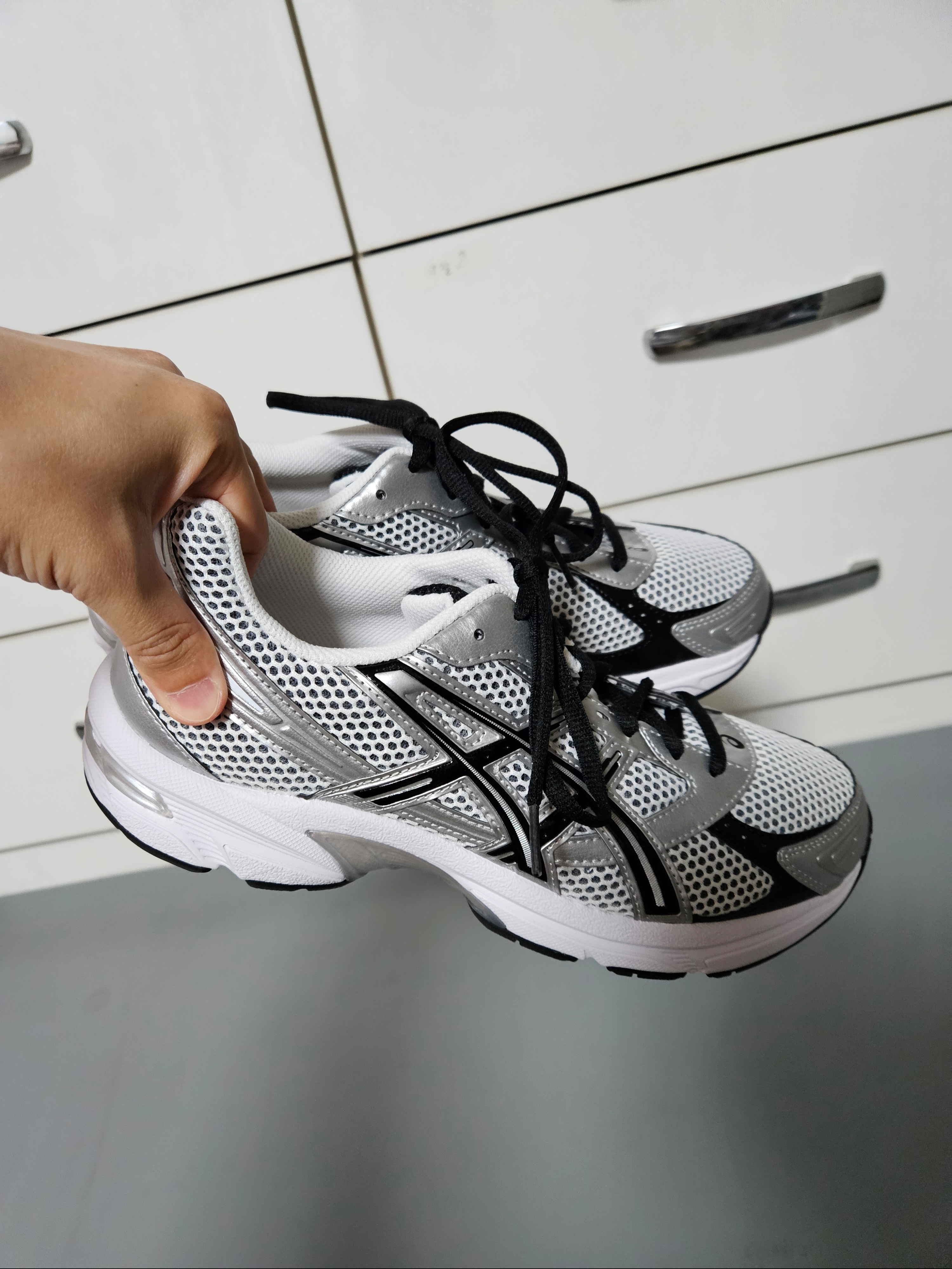 Asics Gel-1130 White Black 착용 스타일 - 1