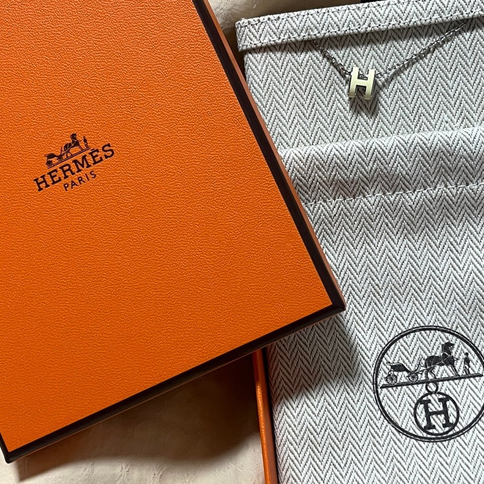 (W) Hermes Mini Pop H Pendant Palladium & Jaune Soufre Pale 착용 스타일
