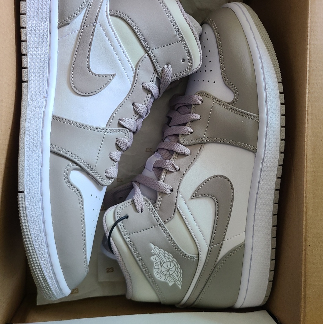 Jordan 1 Mid College Grey 착용 스타일