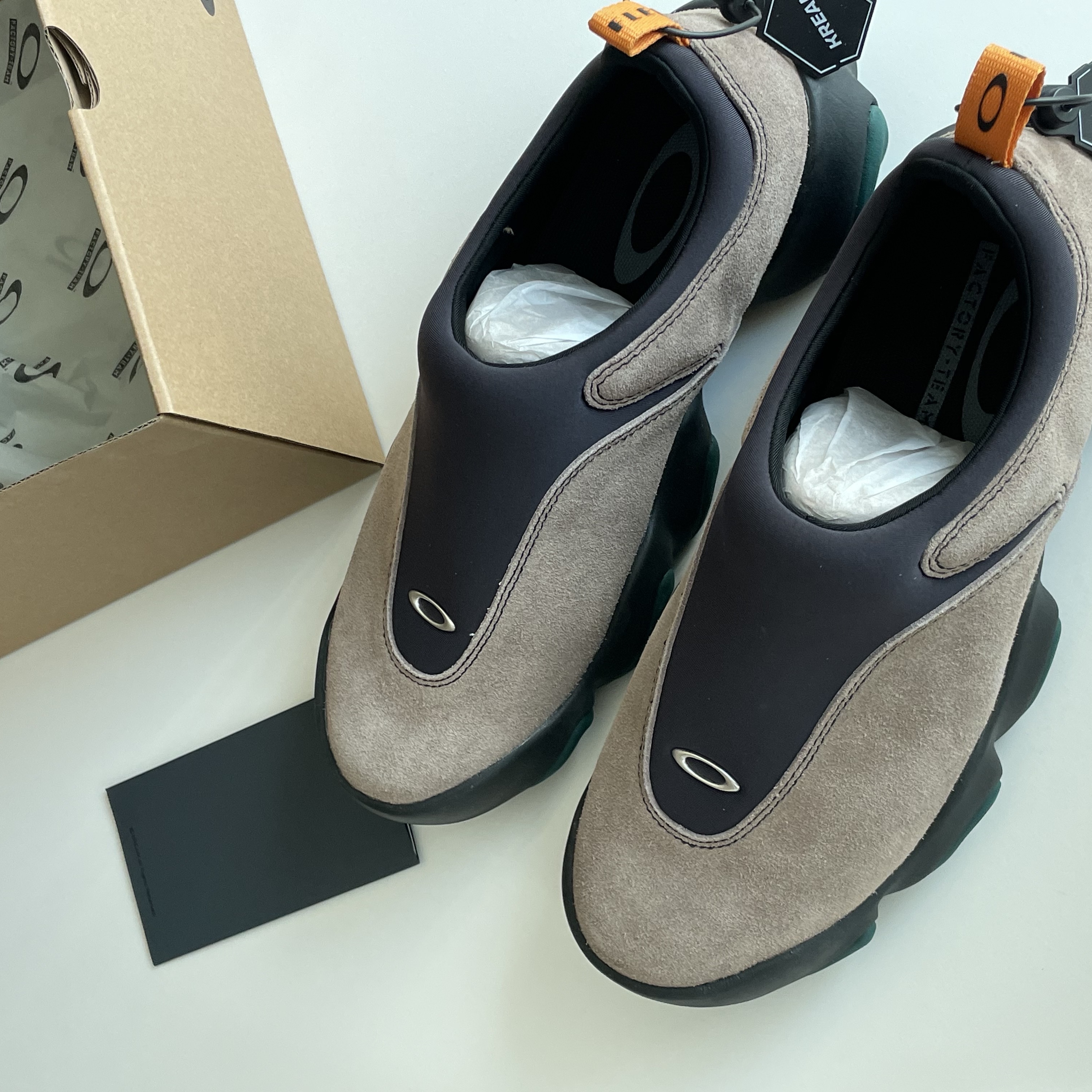 Oakley Factory Team x Brain Dead Suede Flesh Taupe 착용 스타일