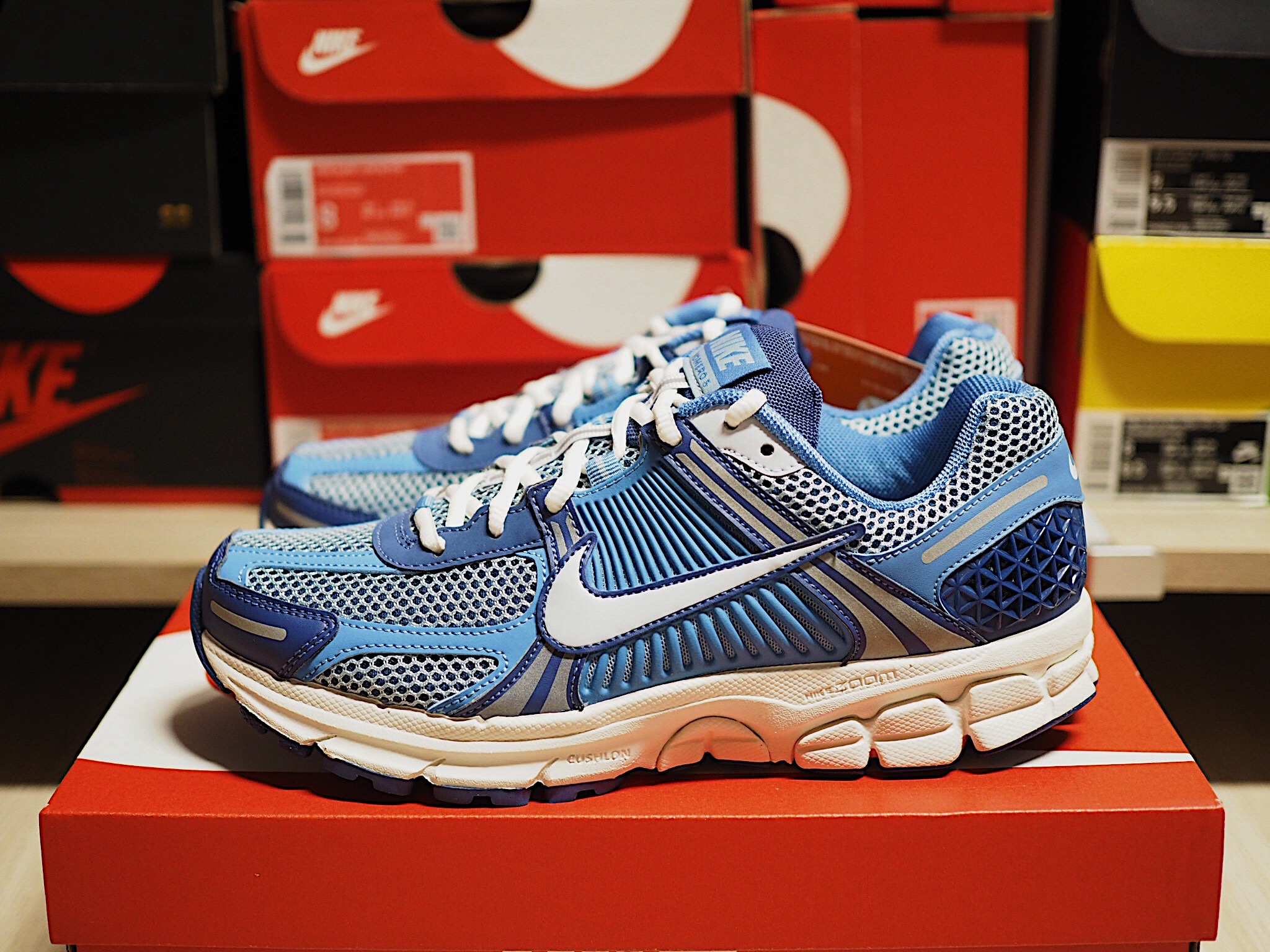Nike Zoom Vomero 5 Mystic Navy and Worn Blue 착용 스타일
