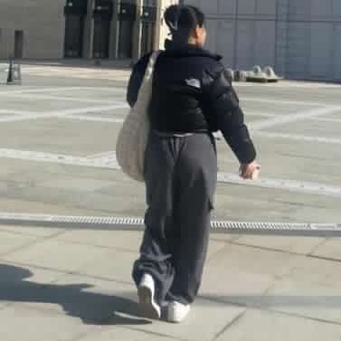 COS Quilted Oversized Shoulder Bag Off White Light Beige, (W) The North Face Nuptse Short Jacket Black 착용 스타일 - 2