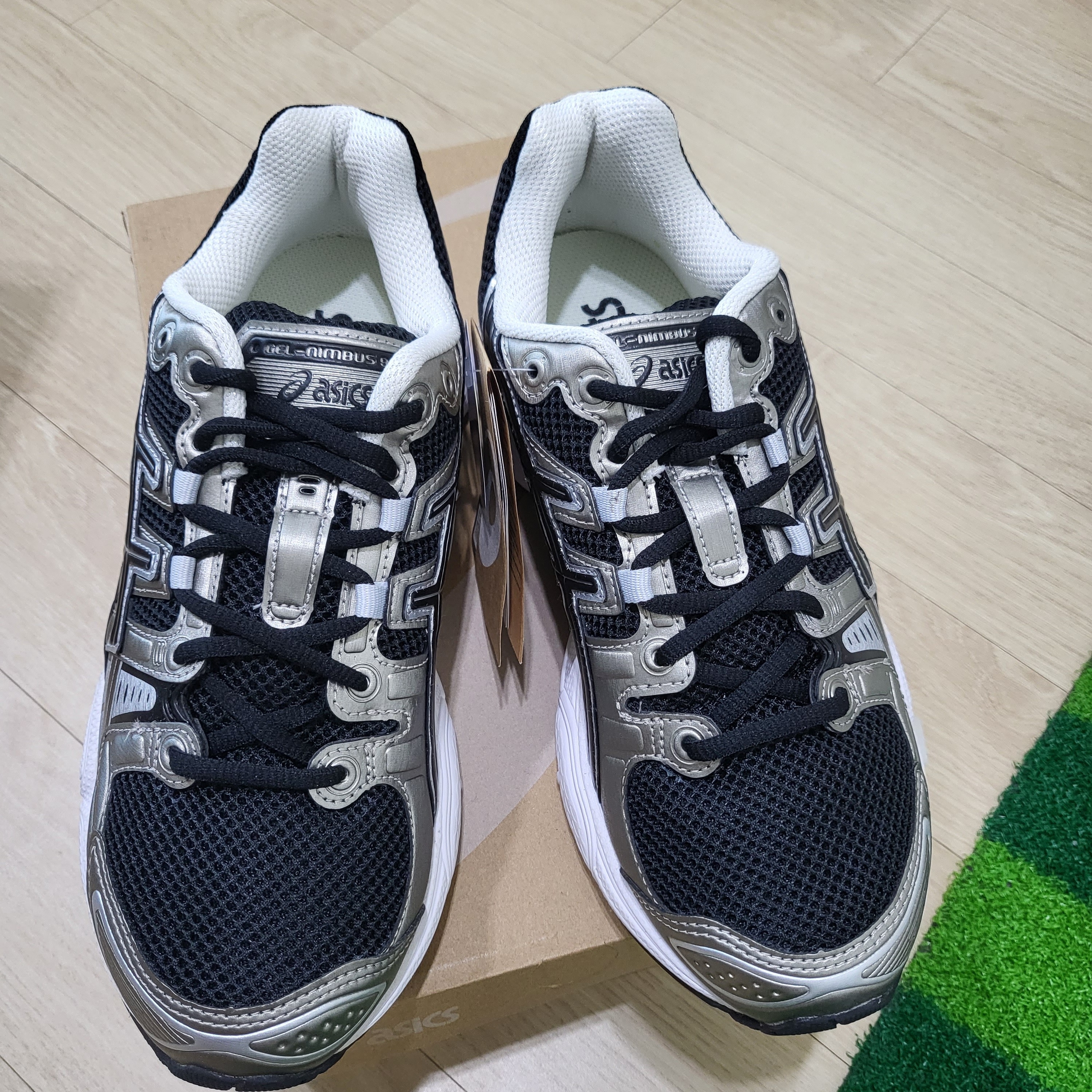 Asics Gel-Nimbus 9 Frosted Almond Black 착용 스타일 - 2