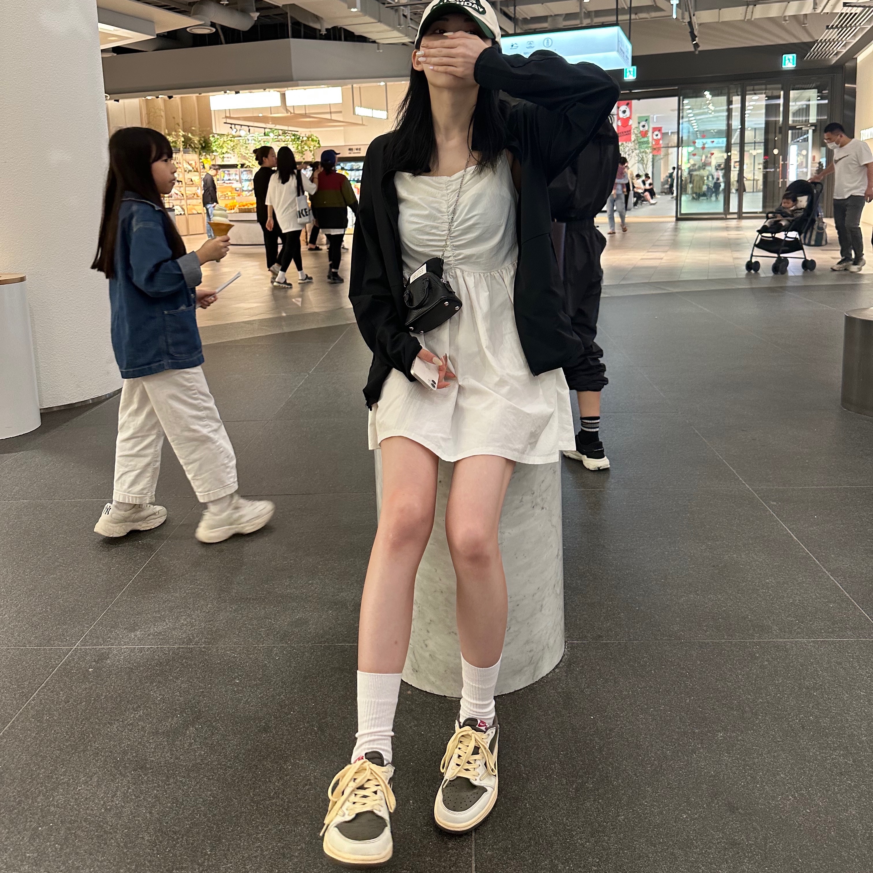 Jordan 1 x Travis Scott Retro Low OG SP Sail and Ridgerock, Maison Margiela 5AC Classique Baby Bag Black 착용 스타일 - 4