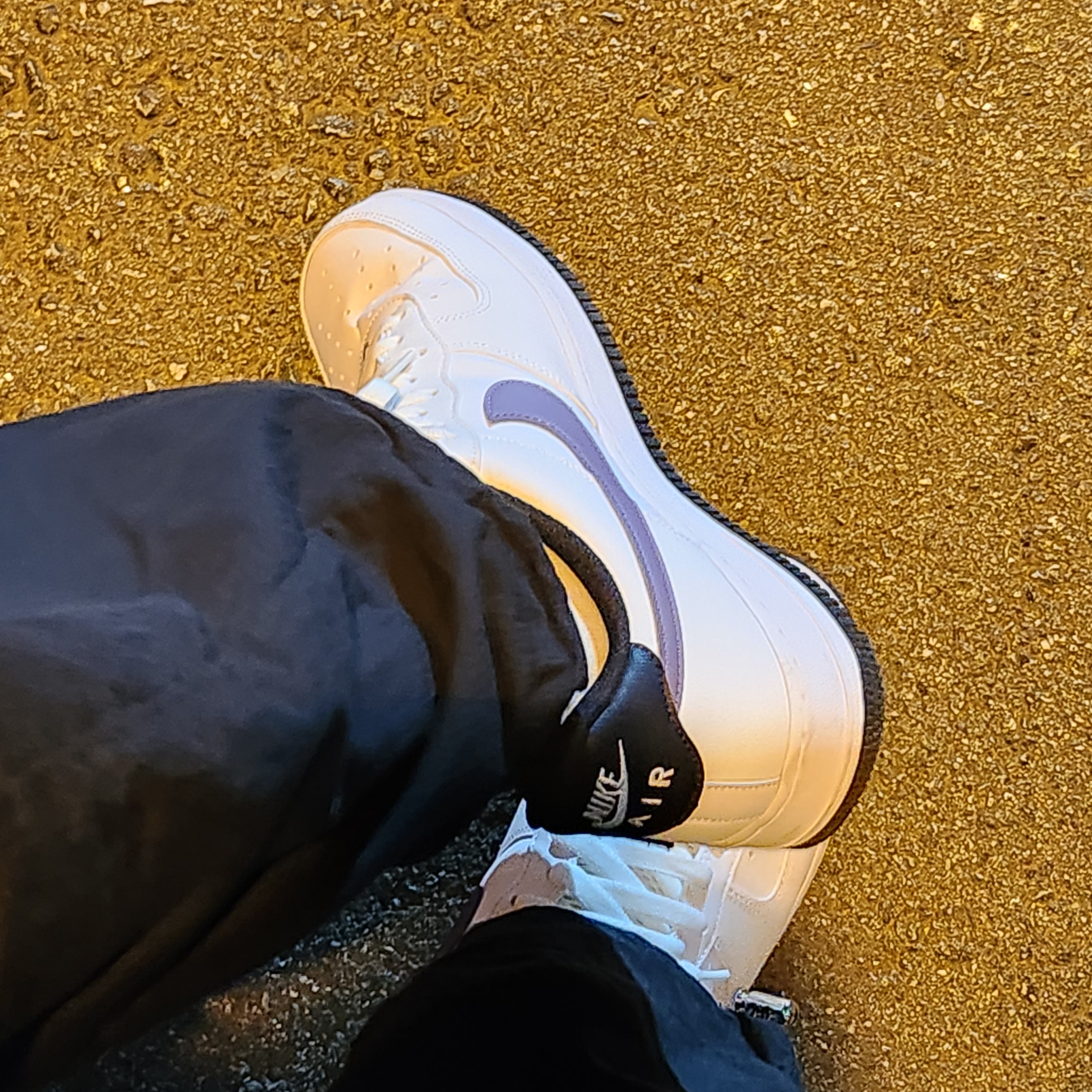 Nike Air Force 1 '07 LV8 Hoops White Canyon Purple 착용 스타일