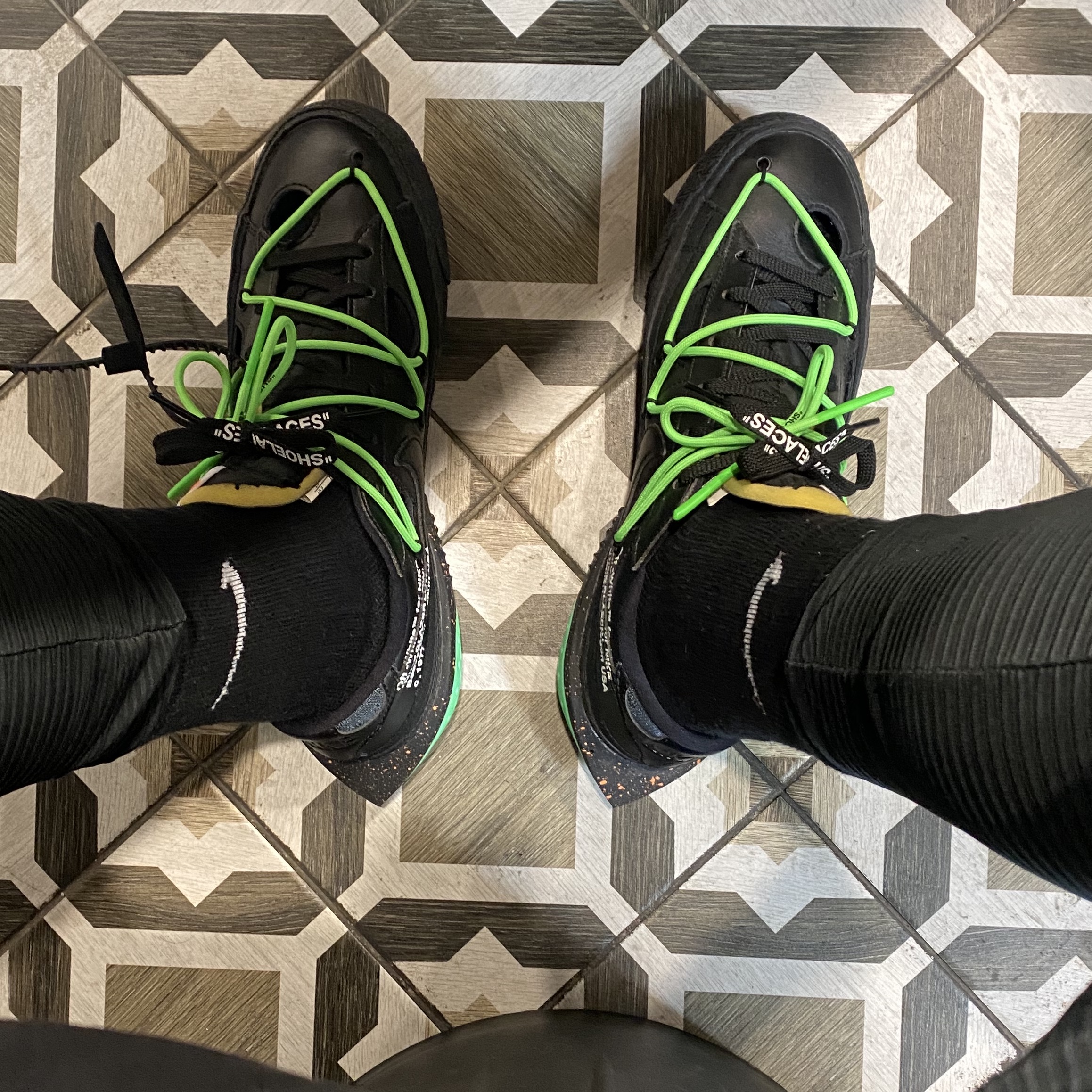 Nike x Off-White Blazer Low '77 Black and Electro Green 착용 스타일