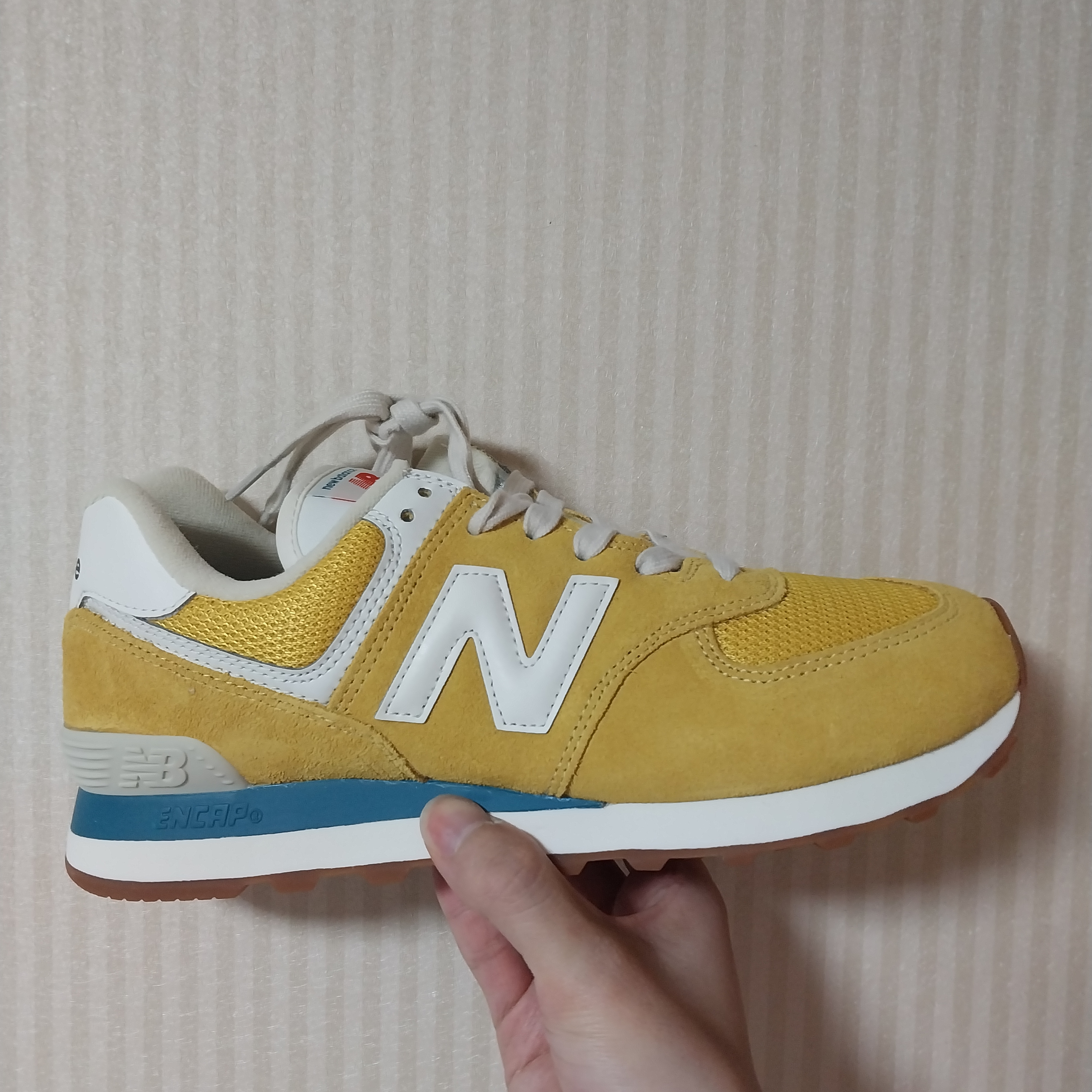 New Balance 574 Yellow 착용 스타일