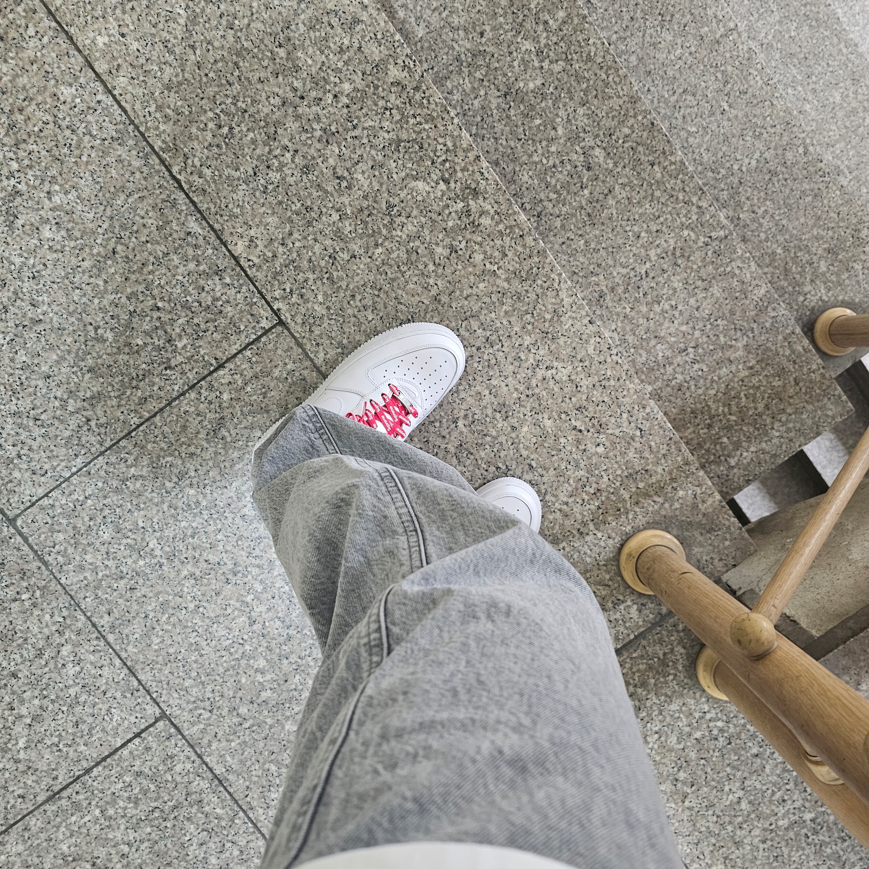 Nike x Supreme Air Force 1 Low White 착용 스타일