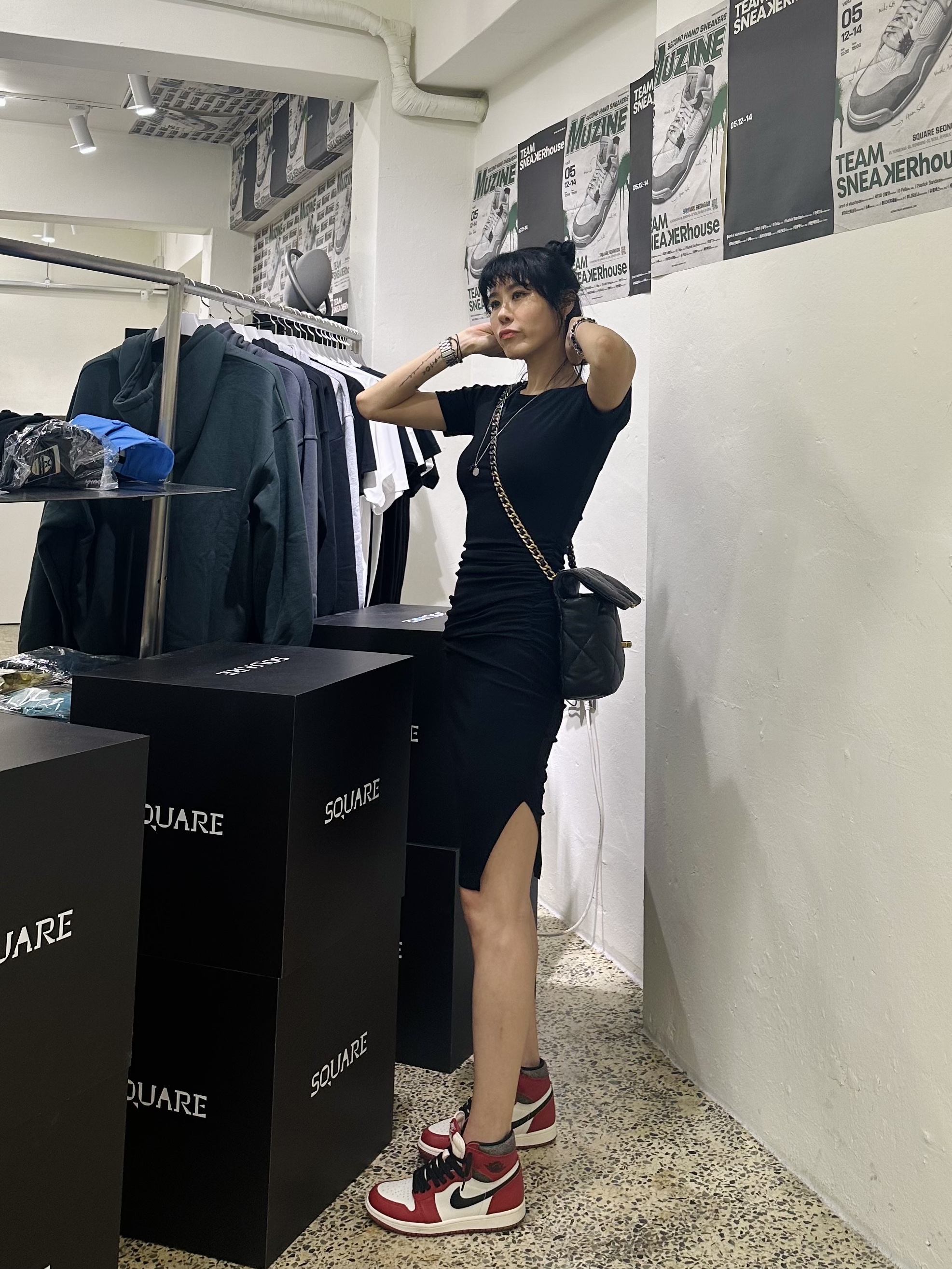 Chanel Large 19 Handbag Goatskin & Gold Black, Jordan 1 Retro High OG Chicago 2022 착용 스타일 - 1