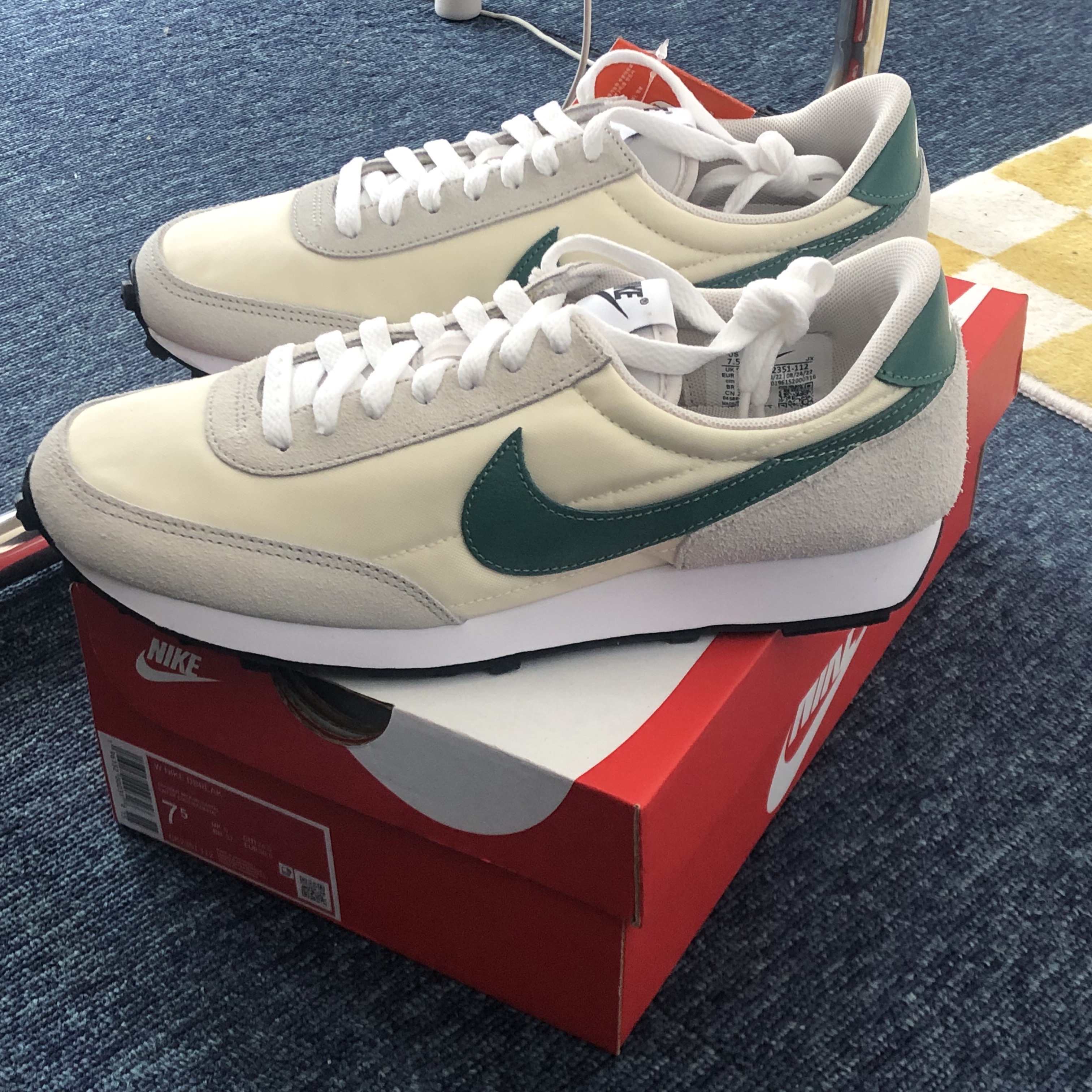 (W) Nike Daybreak Coconut Milk Green 착용 스타일