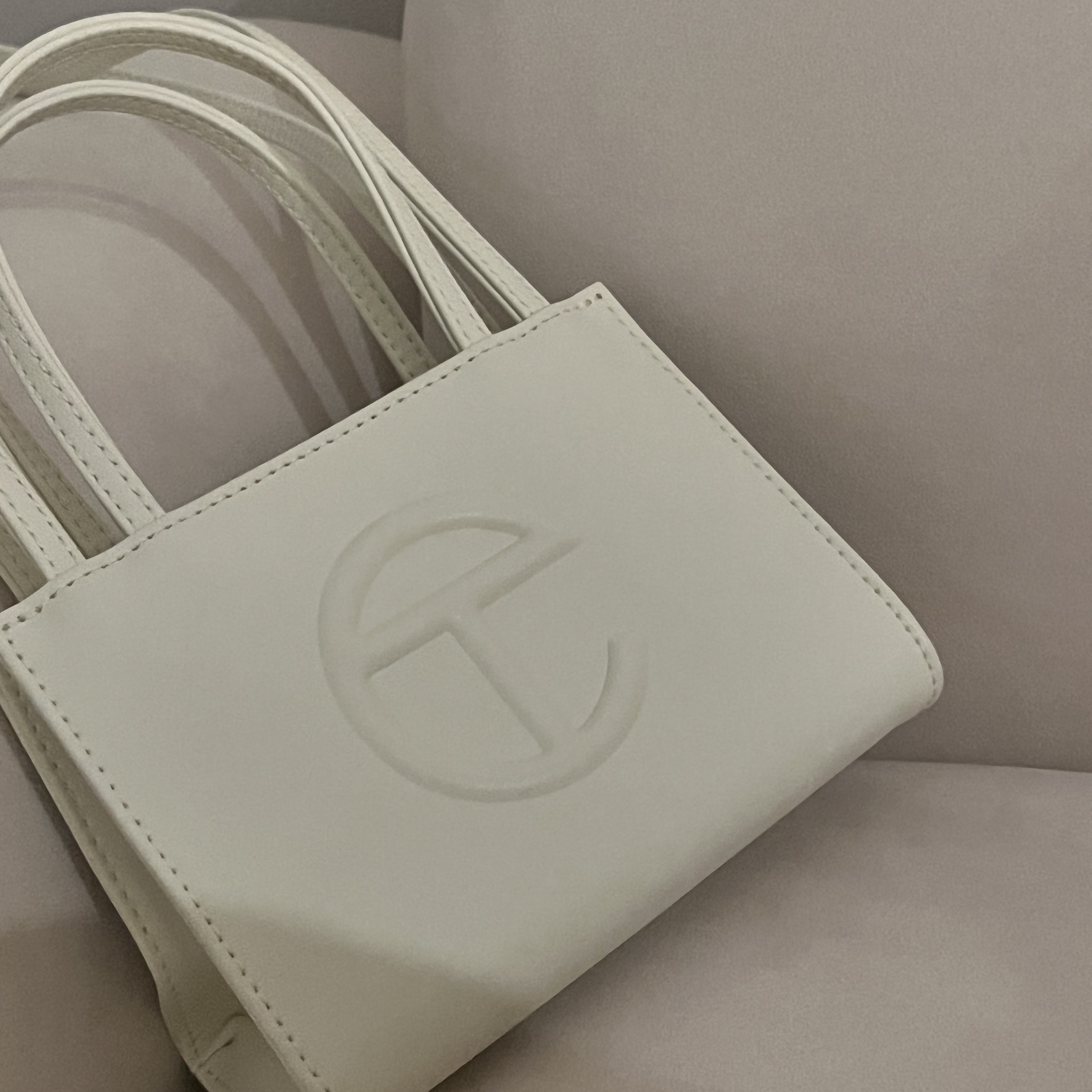 Telfar Small Shopping Bag Glue 착용 스타일