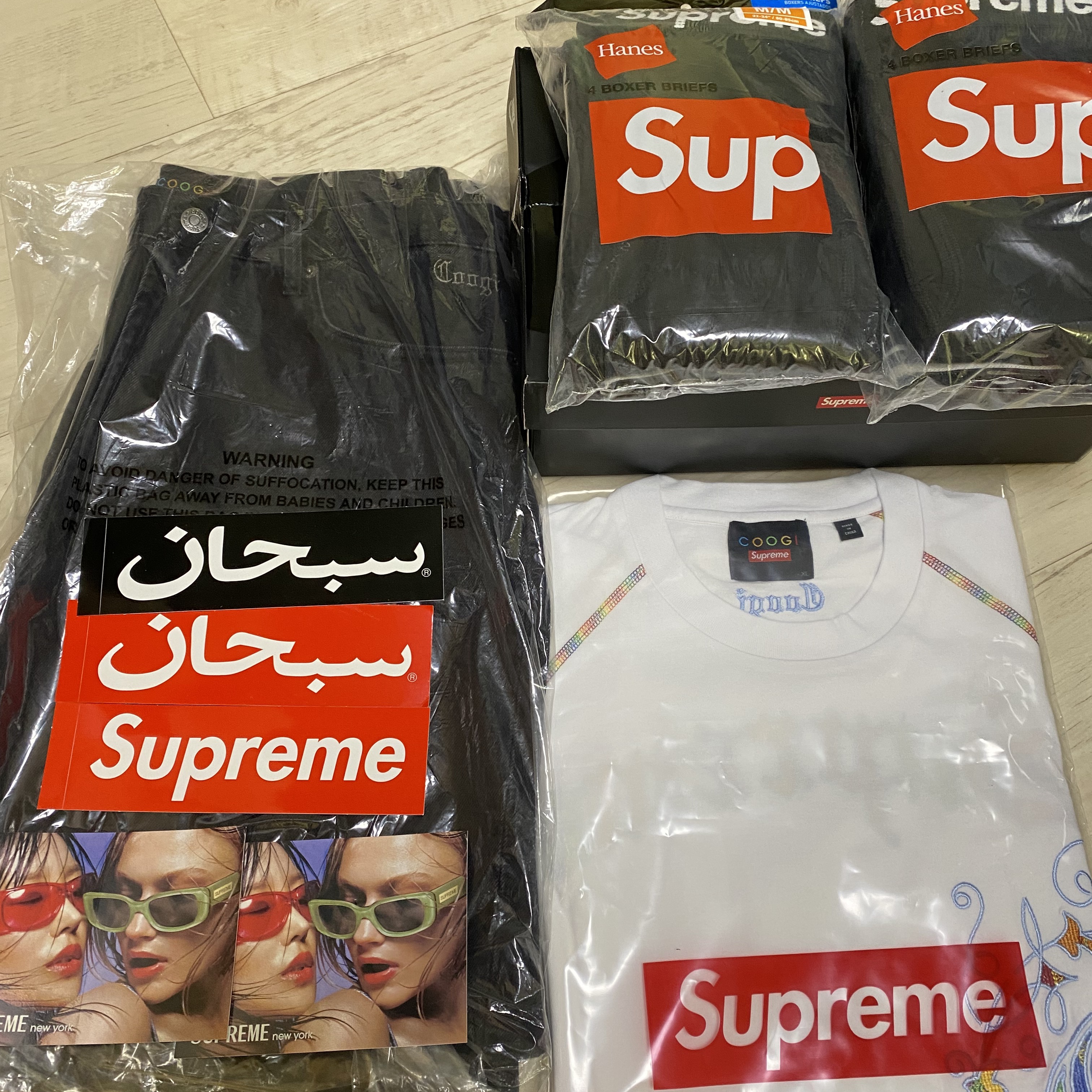 Supreme x Coogi Baggy Jean Black - 23SS, Supreme x Coogi Raglan S/S Top White - 23SS 착용 스타일