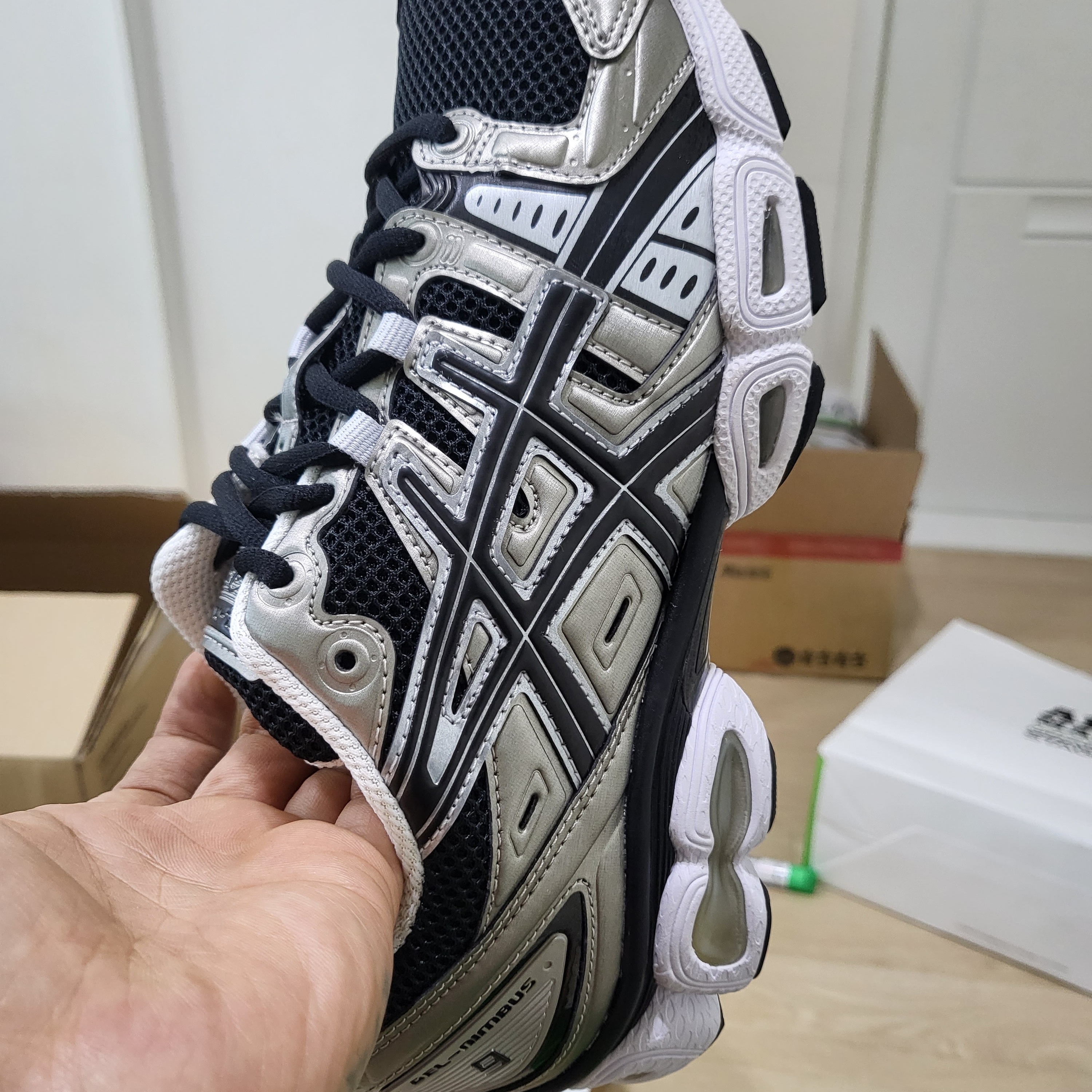 Asics Gel-Nimbus 9 Frosted Almond Black 착용 스타일 - 1