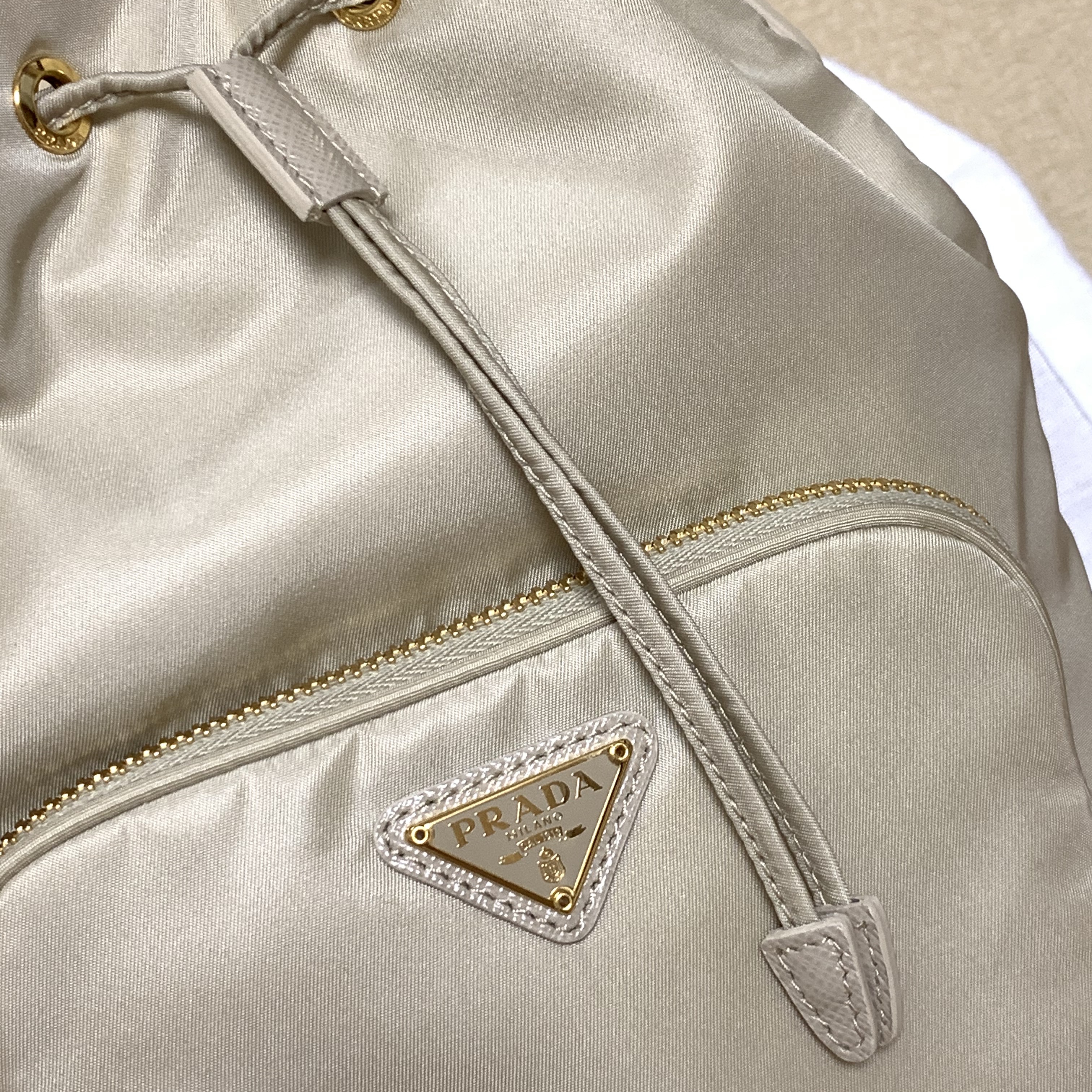 Prada Duet Re-Nylon Shoulder Bag Desert Beige 착용 스타일