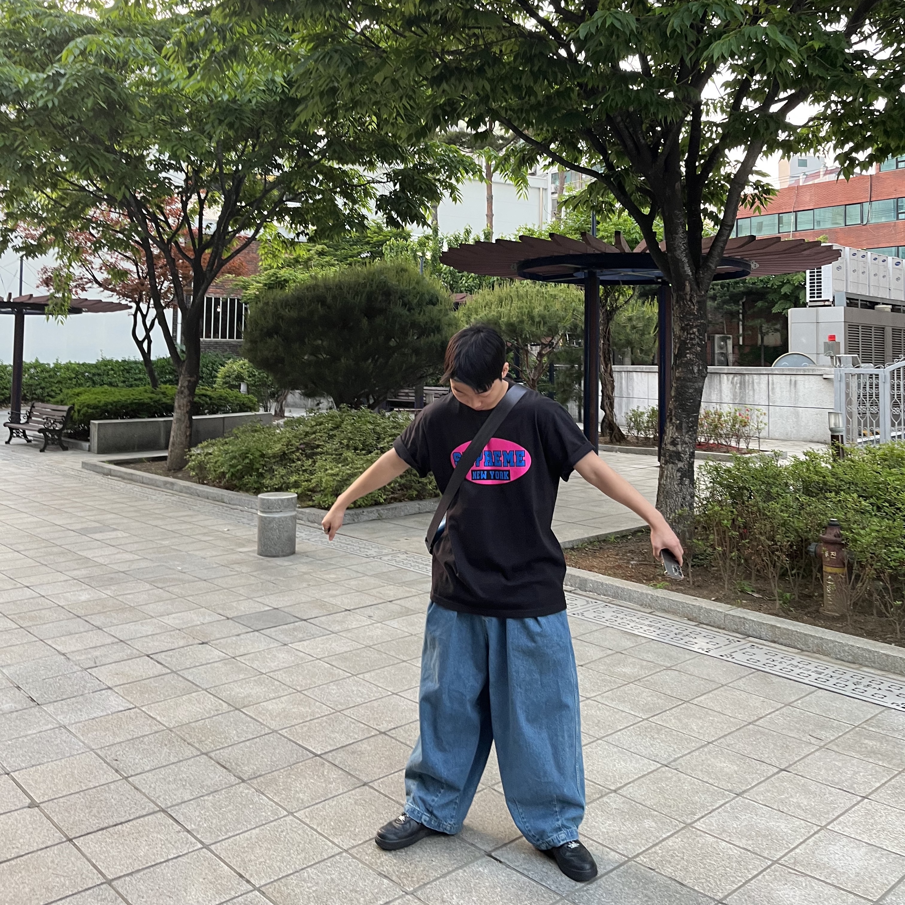 Supreme New York T-Shirt Black - 23SS, Nike x Supreme Air Force 1 Low Black 착용 스타일