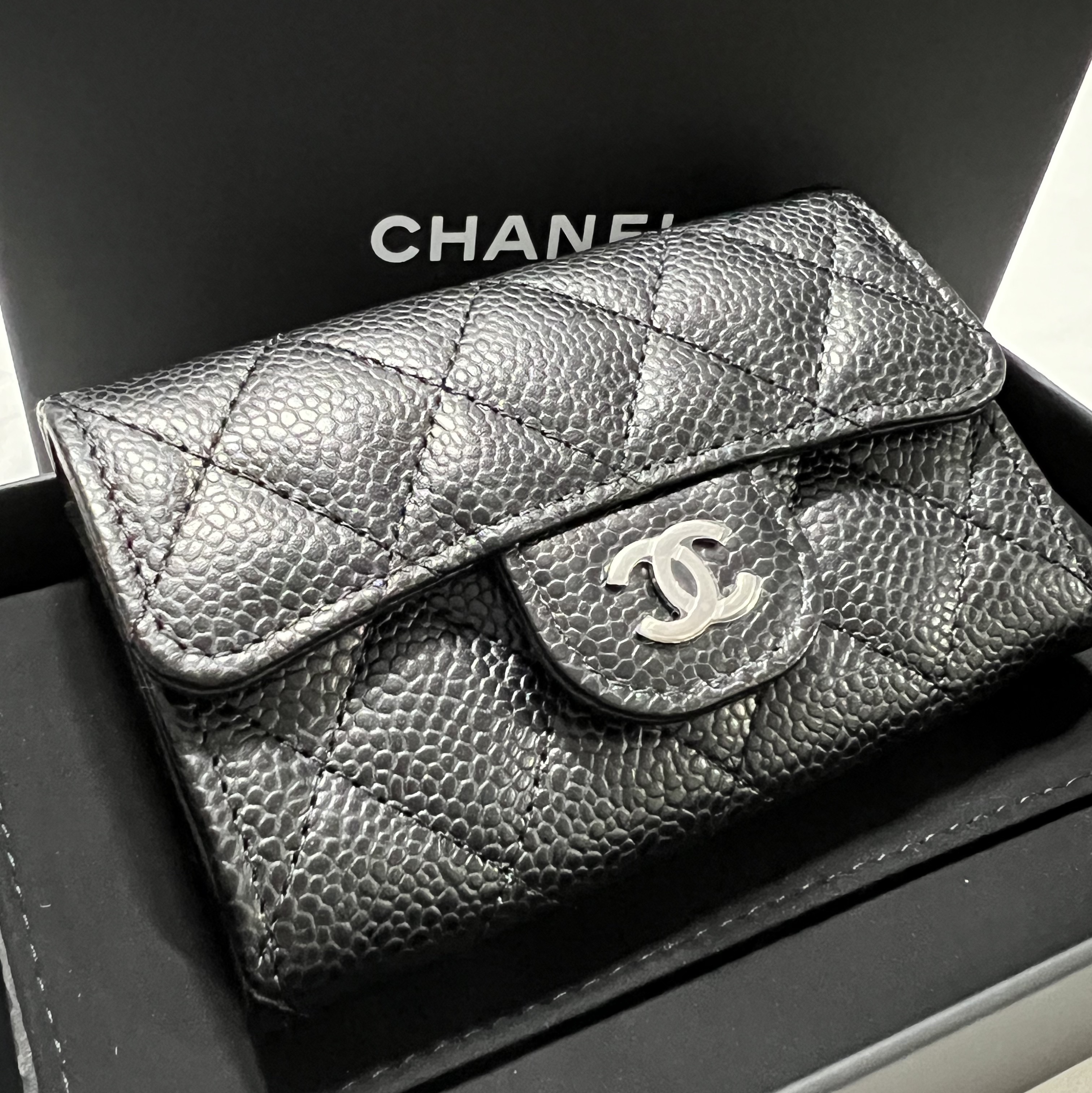 Chanel Classic Card Holder Grained Calfskin & Silver Black 착용 스타일 - 3