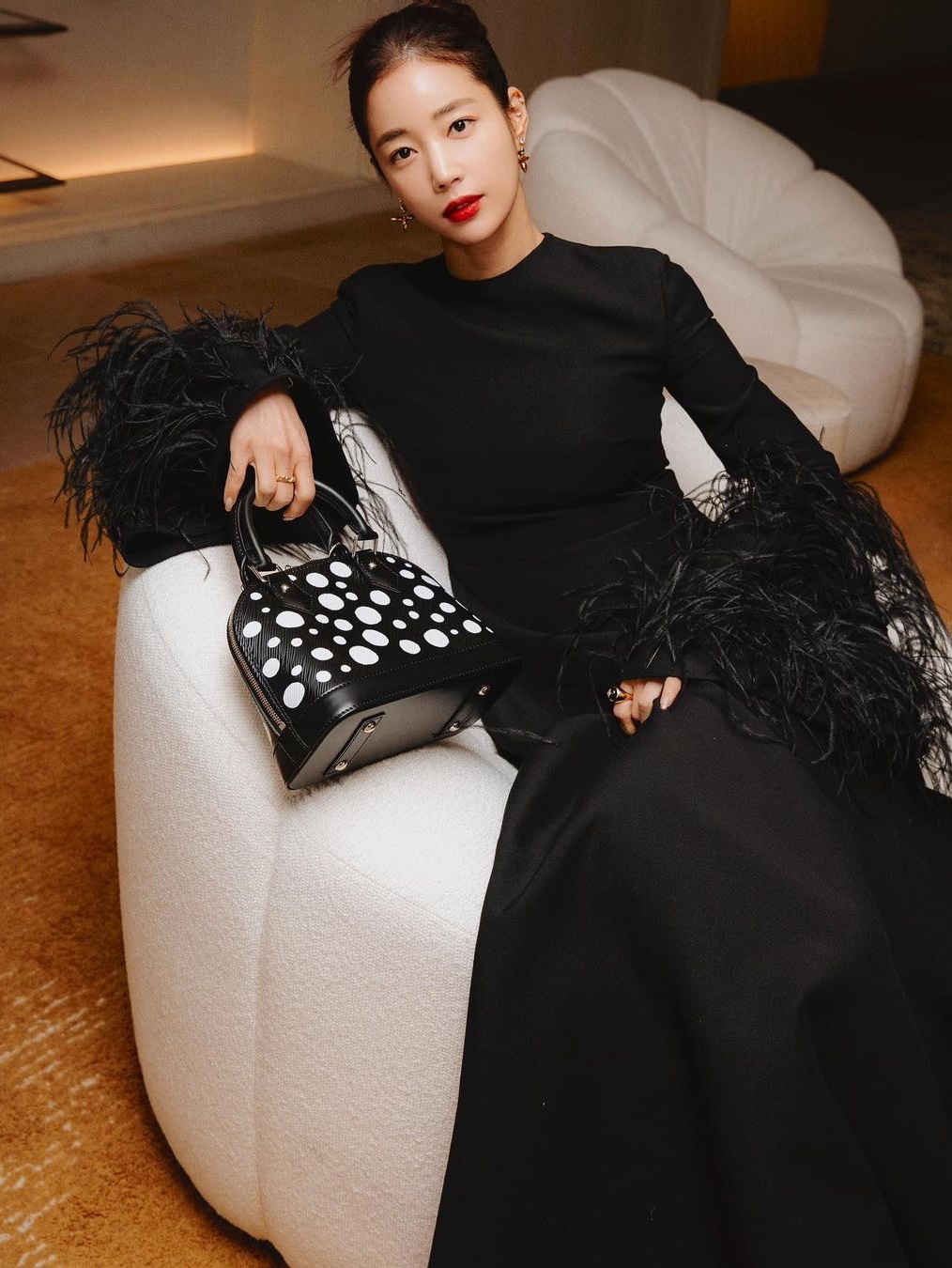 Louis Vuitton x YK Alma BB Black White 착용 스타일