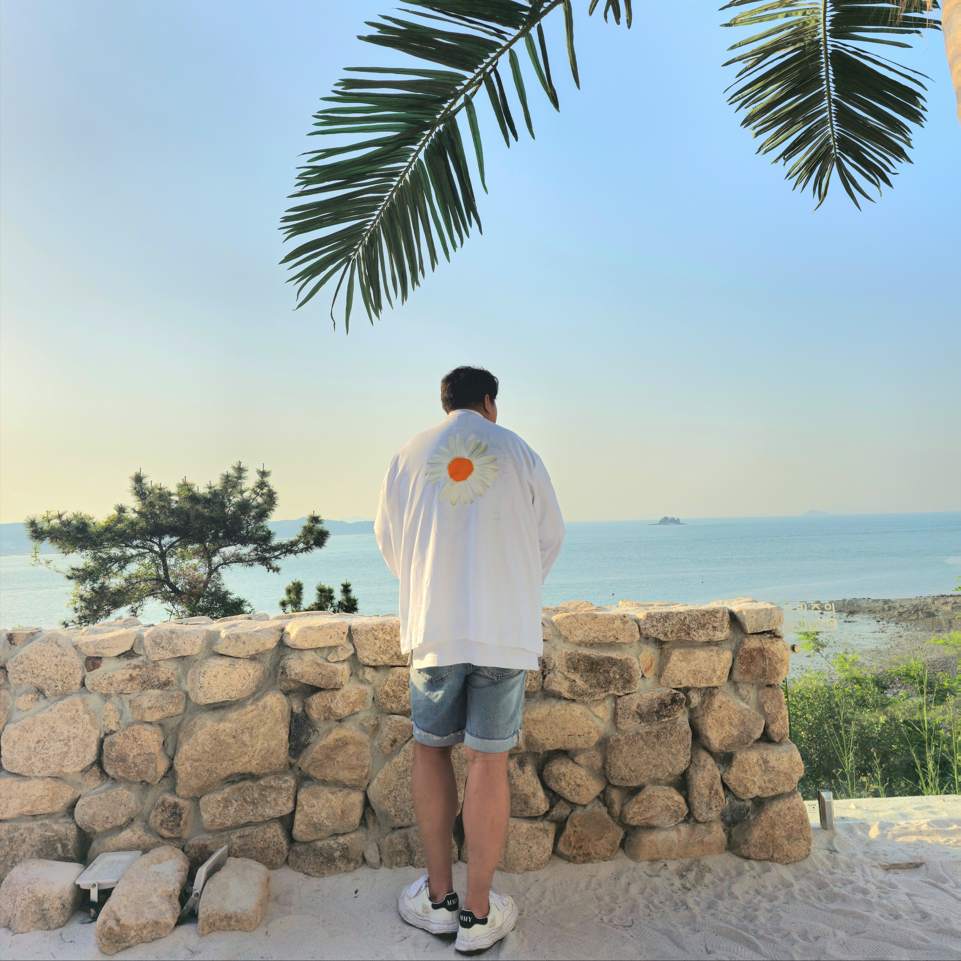 Nike x Peaceminusone LS T-Shirt White (DR0098-100), Vivienne Westwood Mayfair Bas Relief Pendant Silver 착용 스타일