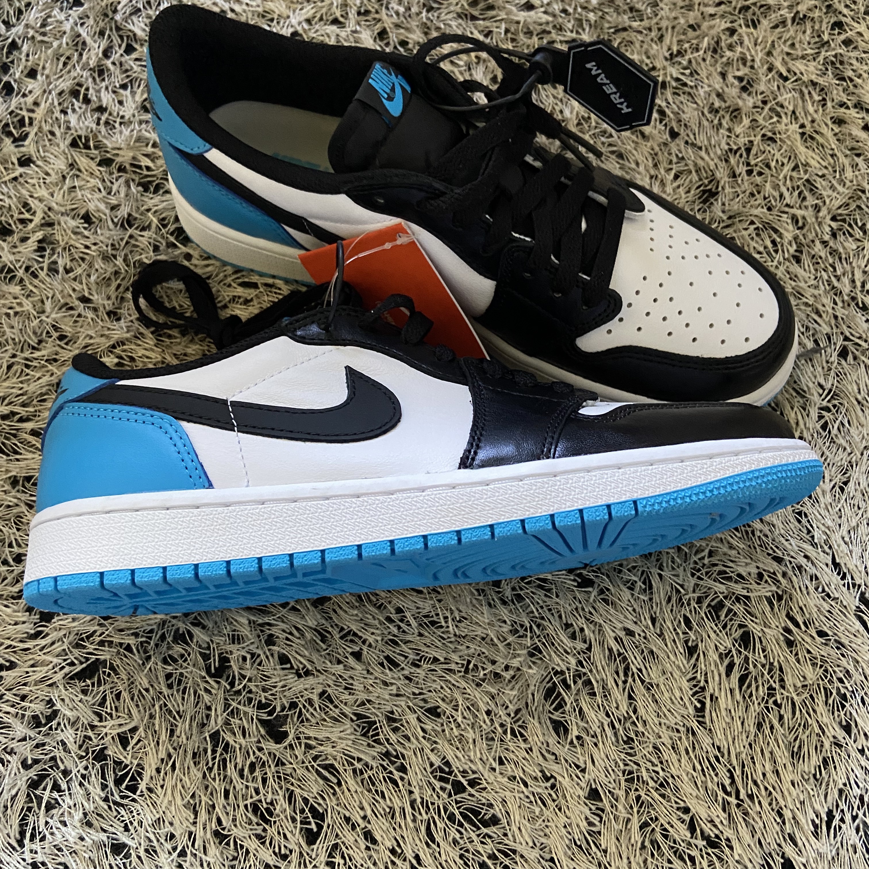 Jordan 1 Retro Low OG Black and Dark Powder Blue 착용 스타일 - 1