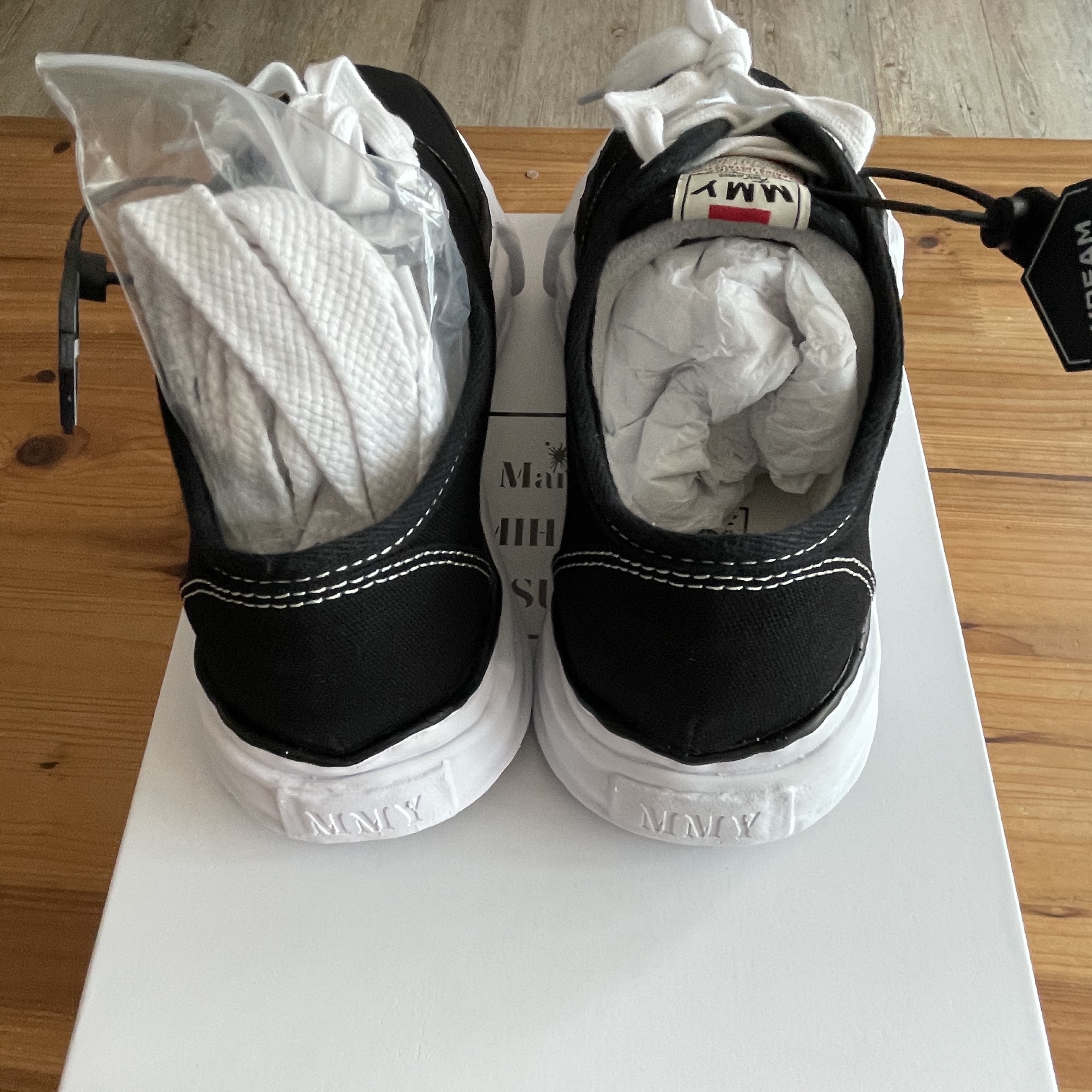 Maison Mihara Yasuhiro Baker OG Sole Canvas Low Cut Sneakers Black 착용 스타일 - 4