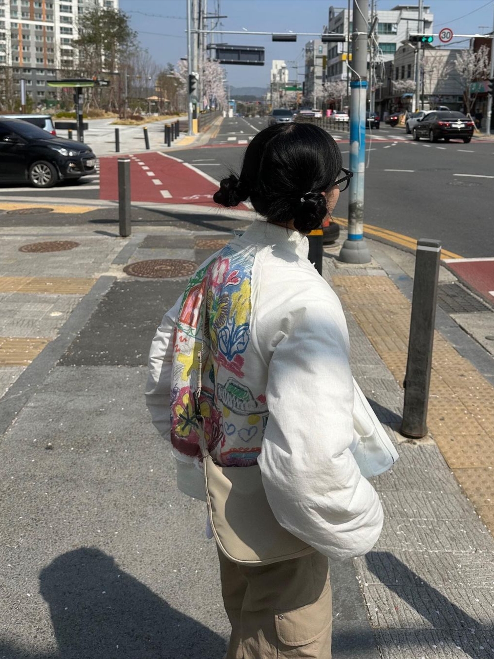The Museum Visitor Crayon Art Bomber Jacket - 23PS 착용 스타일 - 1