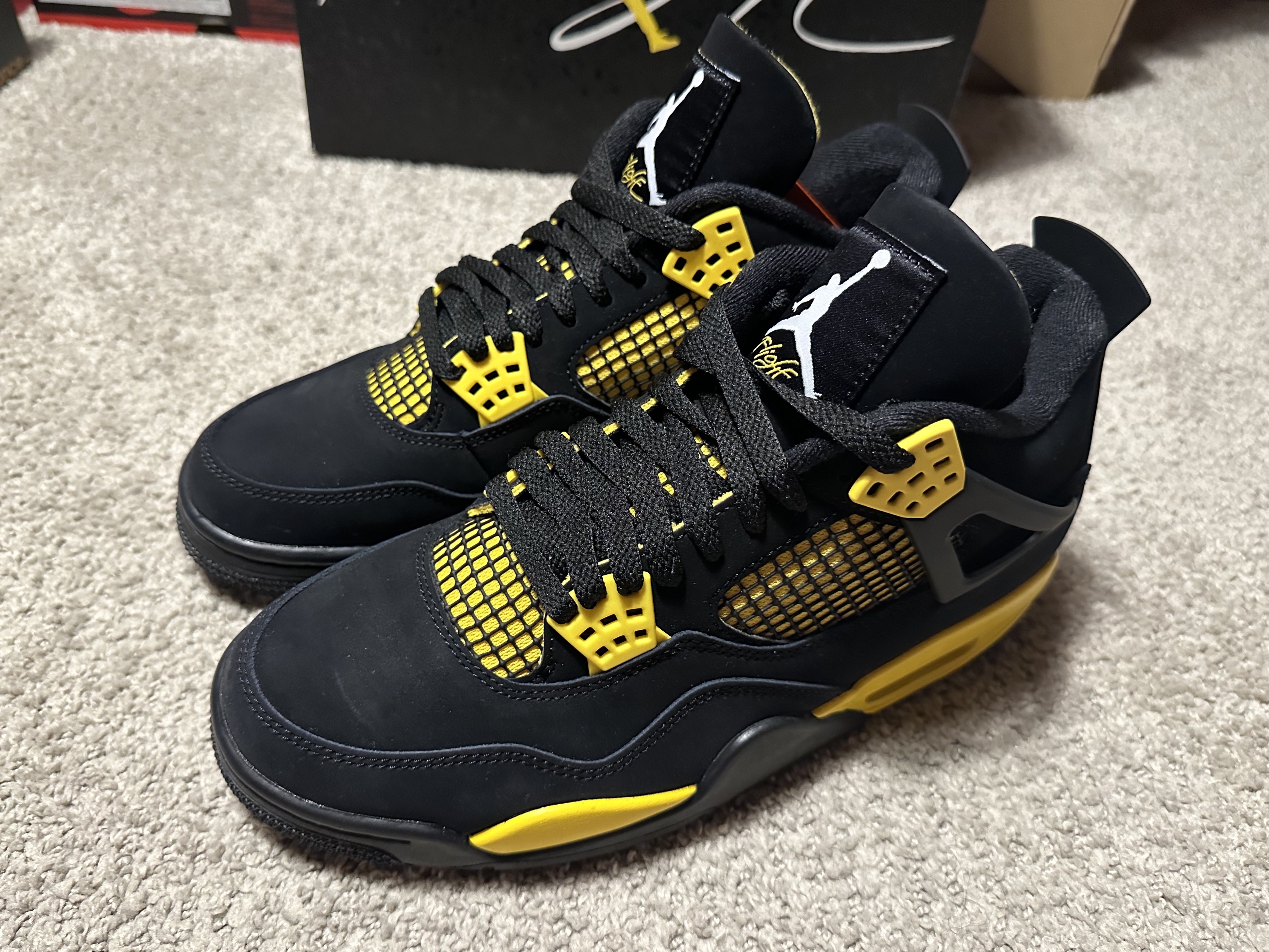 Jordan 4 Retro Thunder 2023 착용 스타일 - 1