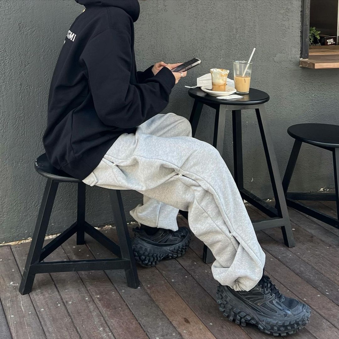 발렌시아가 디펜더 스니커즈 블랙, 우영미 코튼 백로고 후드 스웨트셔츠 블랙 - 23SS 착용 스타일 - 1