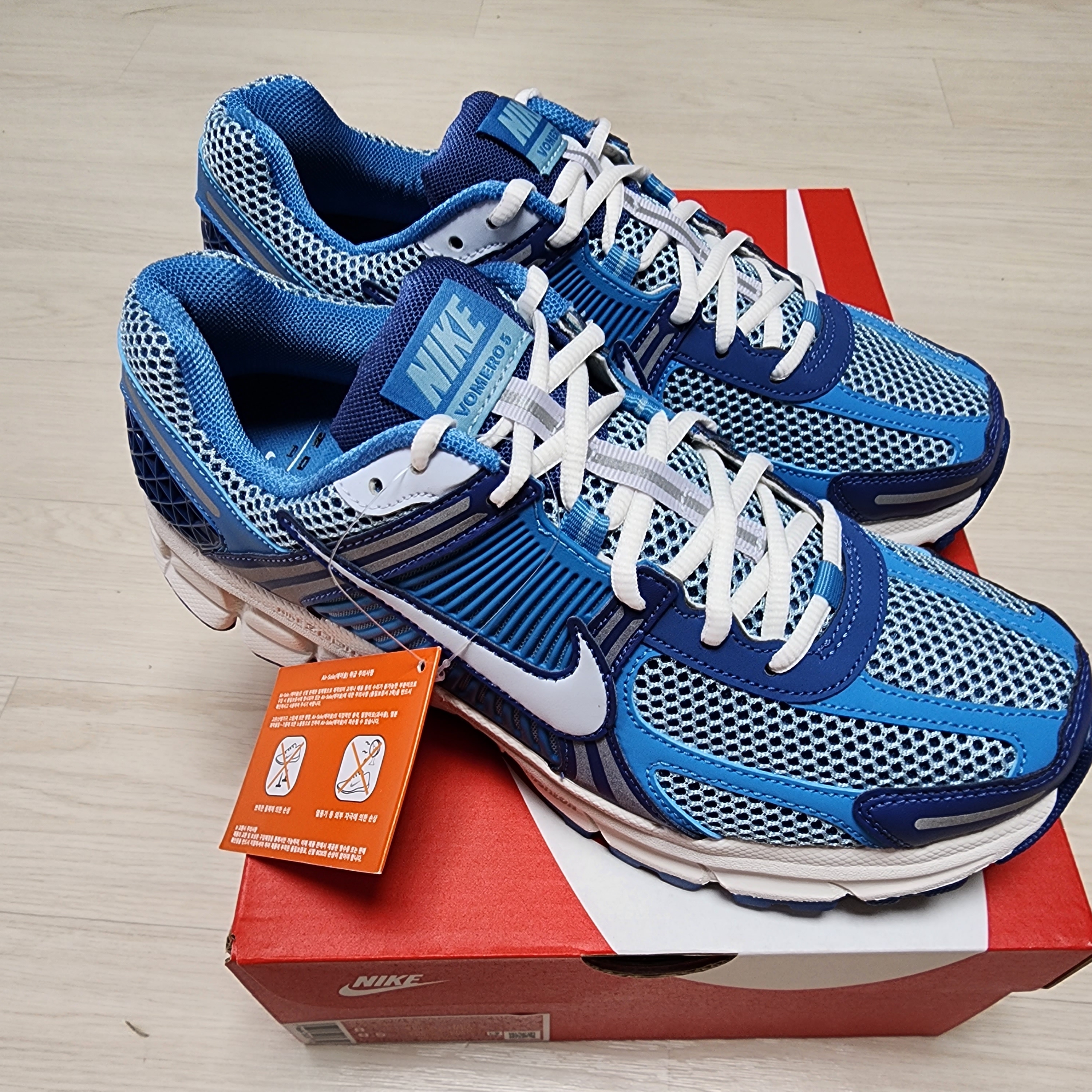 Nike Zoom Vomero 5 Mystic Navy and Worn Blue 착용 스타일 - 2