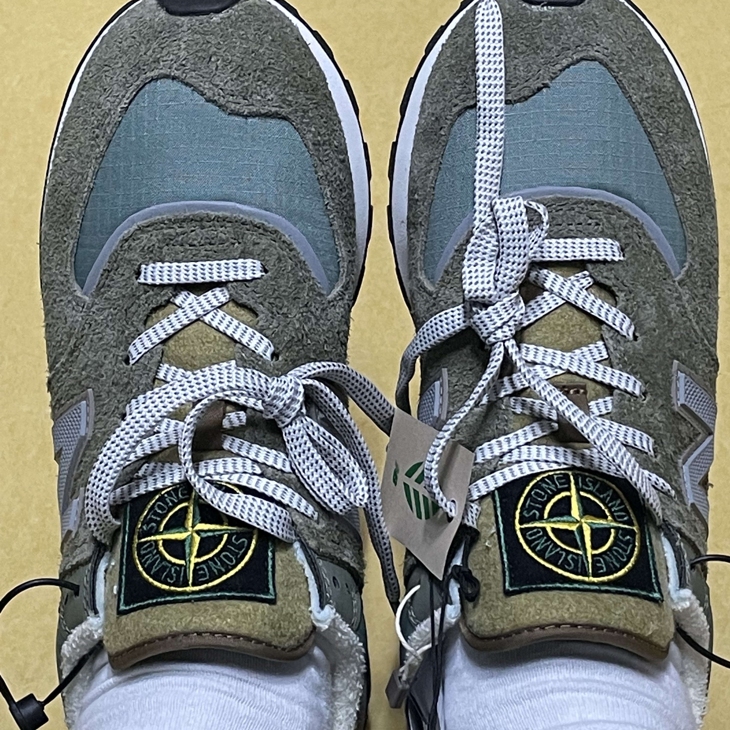 New Balance x Stone Island 574 Legacy Green 착용 스타일 - 1