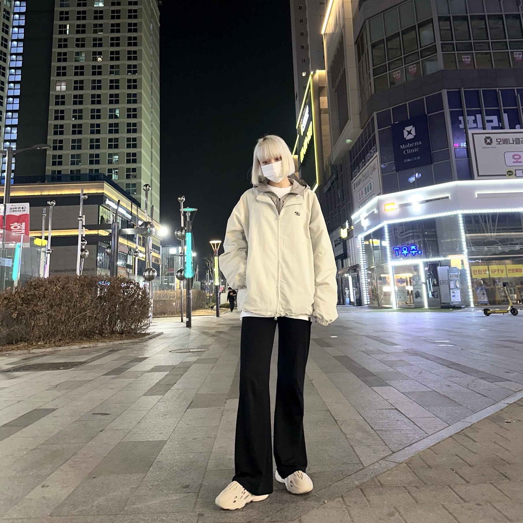 Sansan Gear Docking Jacket Ivory - 22FW, Adidas Yeezy Foam RNNR Sand 착용 스타일