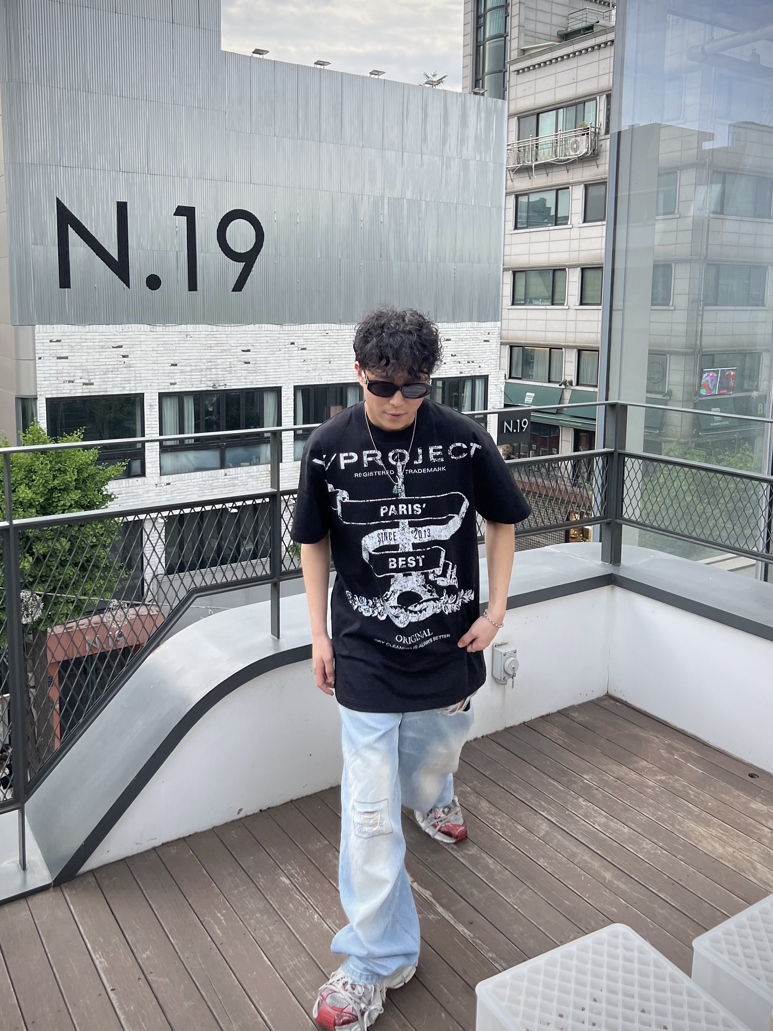 발렌시아가 3XL 스니커즈 화이트 레드 착용 스타일 - 1