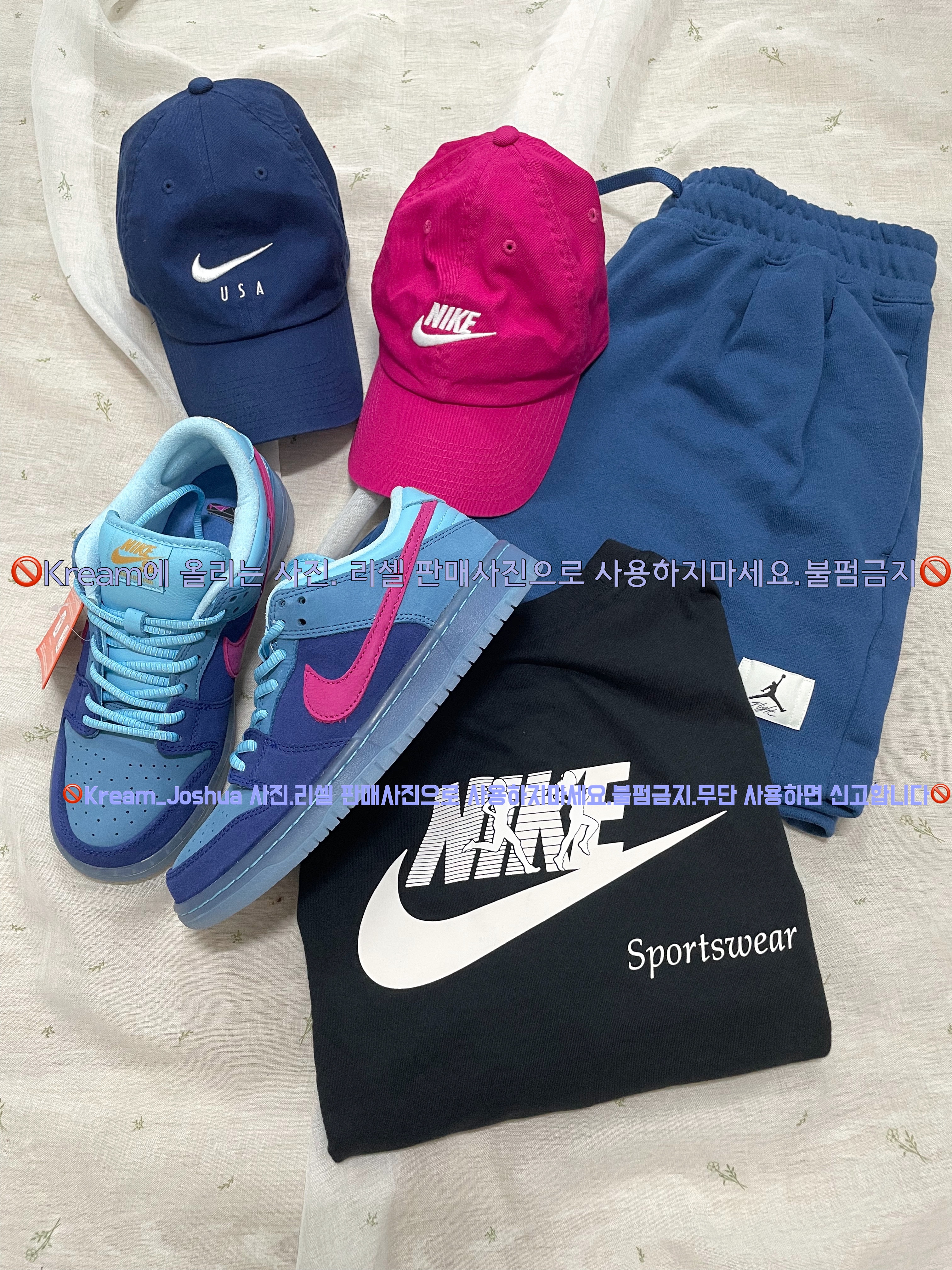 나이키 헤리티지 86 퓨추라 워시드 캡 블랙 화이트, 나이키 x 런 더 쥬얼 SB 덩크 로우 딥 로얄 블루 앤 액티브 핑크 착용 스타일 - 3