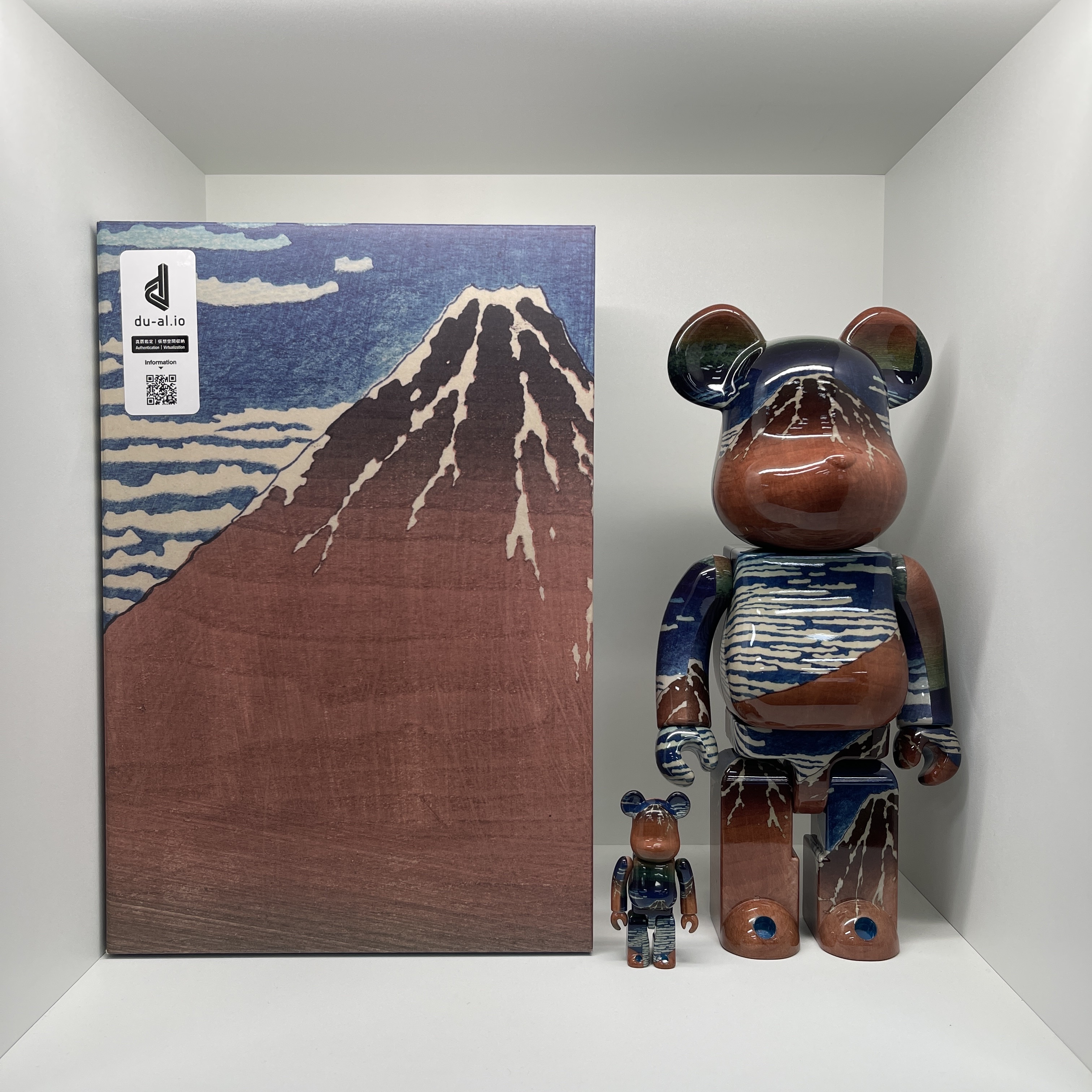 Bearbrick x Katsushika Hokusai Thirty-six Views of Tomitake, Fine Wind, Clear Morning 100% & 400% Set 착용 스타일