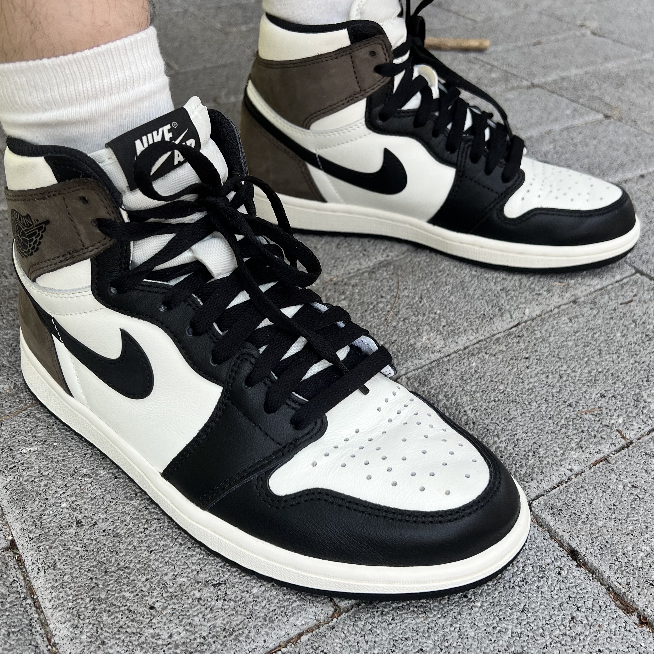 Jordan 1 Retro High OG Black Mocha 착용 스타일 - 1