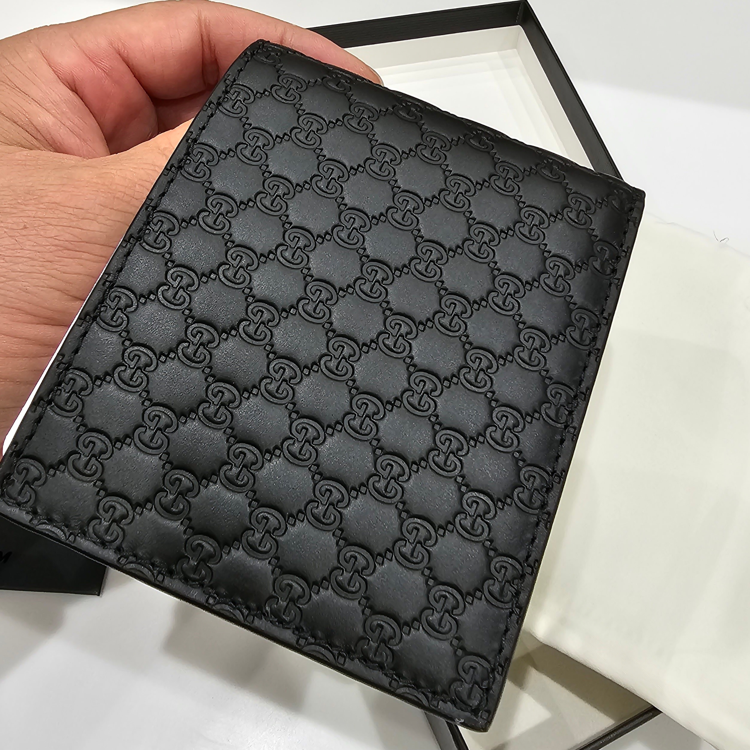 Gucci Micro GG Ssima Bi-Fold Wallet Black 착용 스타일 - 3