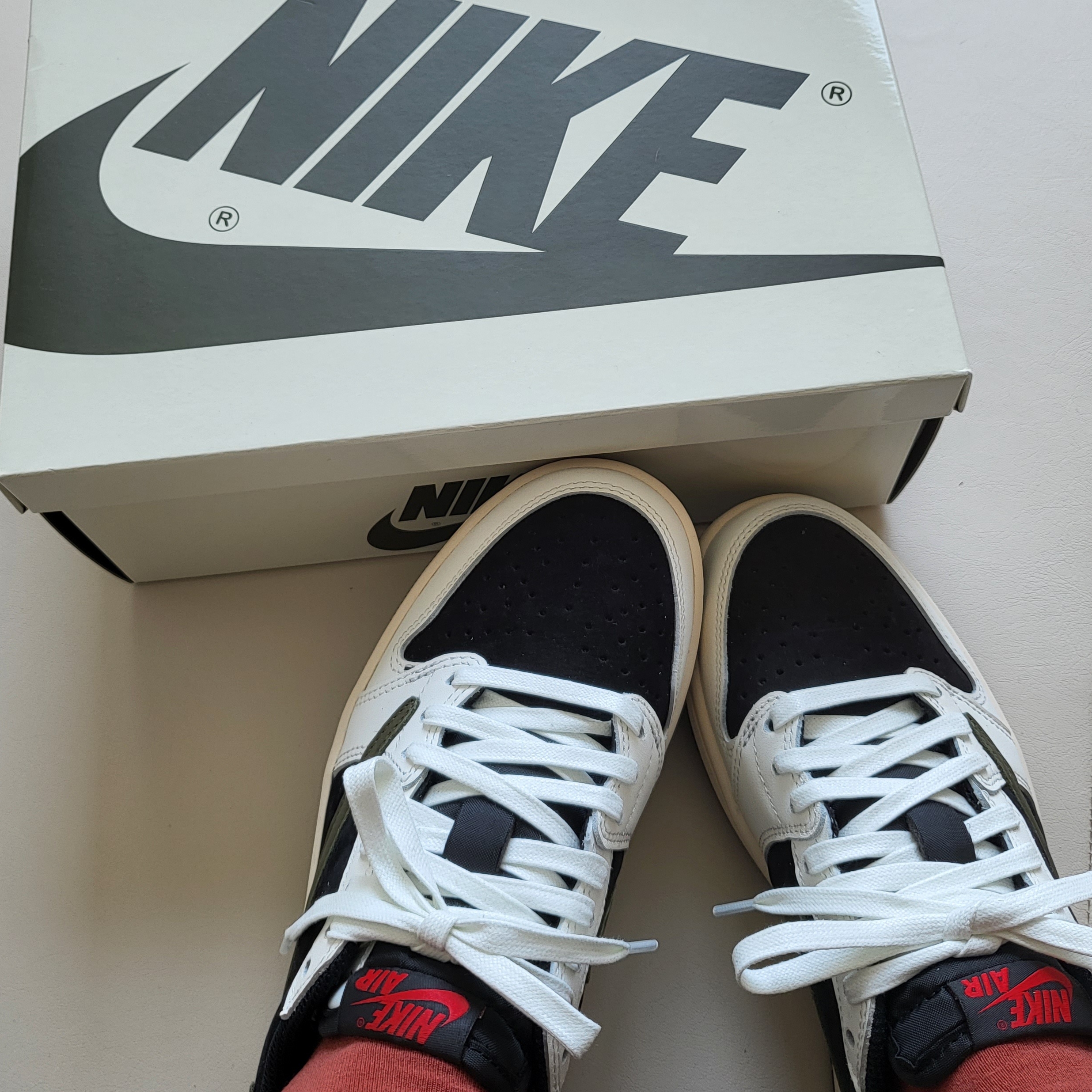 (W) Jordan 1 x Travis Scott Retro Low OG SP Medium Olive 착용 스타일 - 1
