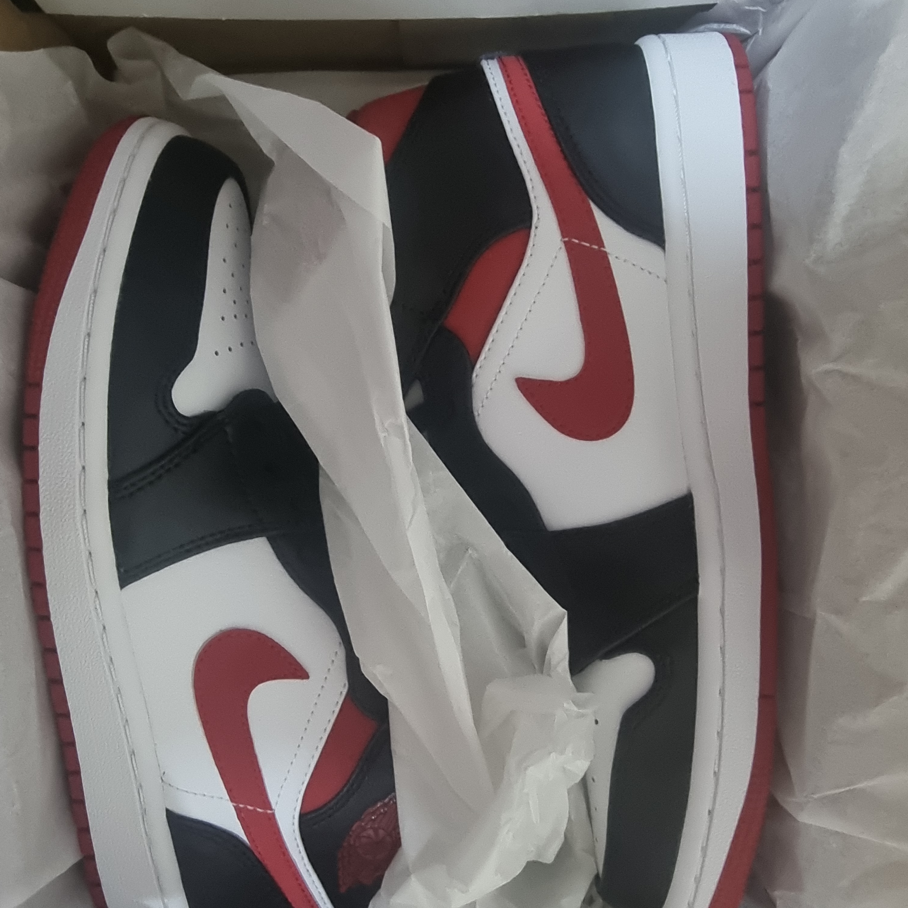 Jordan 1 Mid Gym Red Black White 착용 스타일