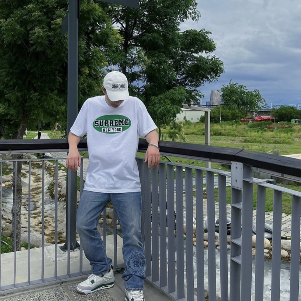 Supreme New York T-Shirt White - 23SS, Jordan 4 x Nike SB Retro SP Pine Green 착용 스타일