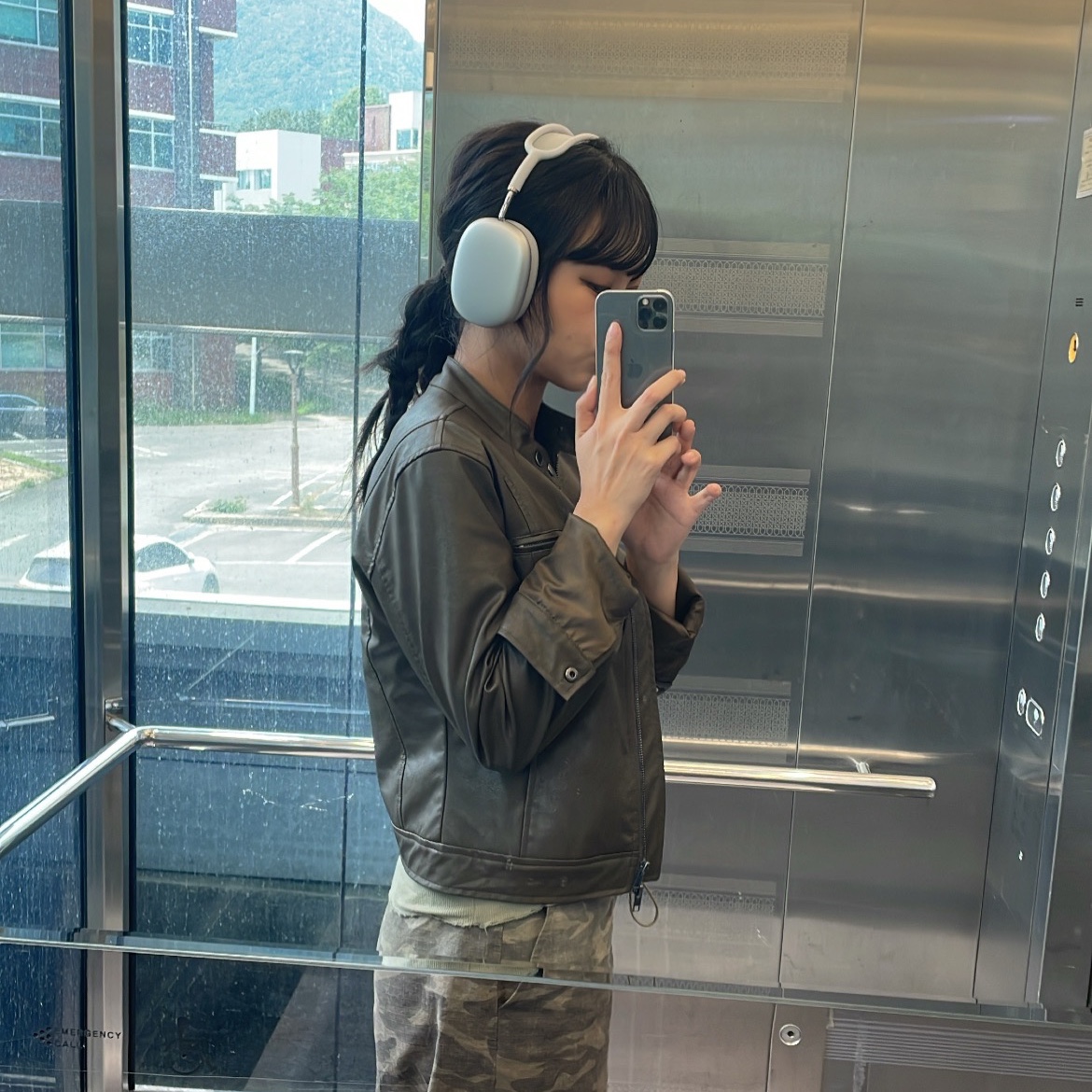 Apple AirPods Max Lightning Silver (Korean Ver.) 착용 스타일 - 2