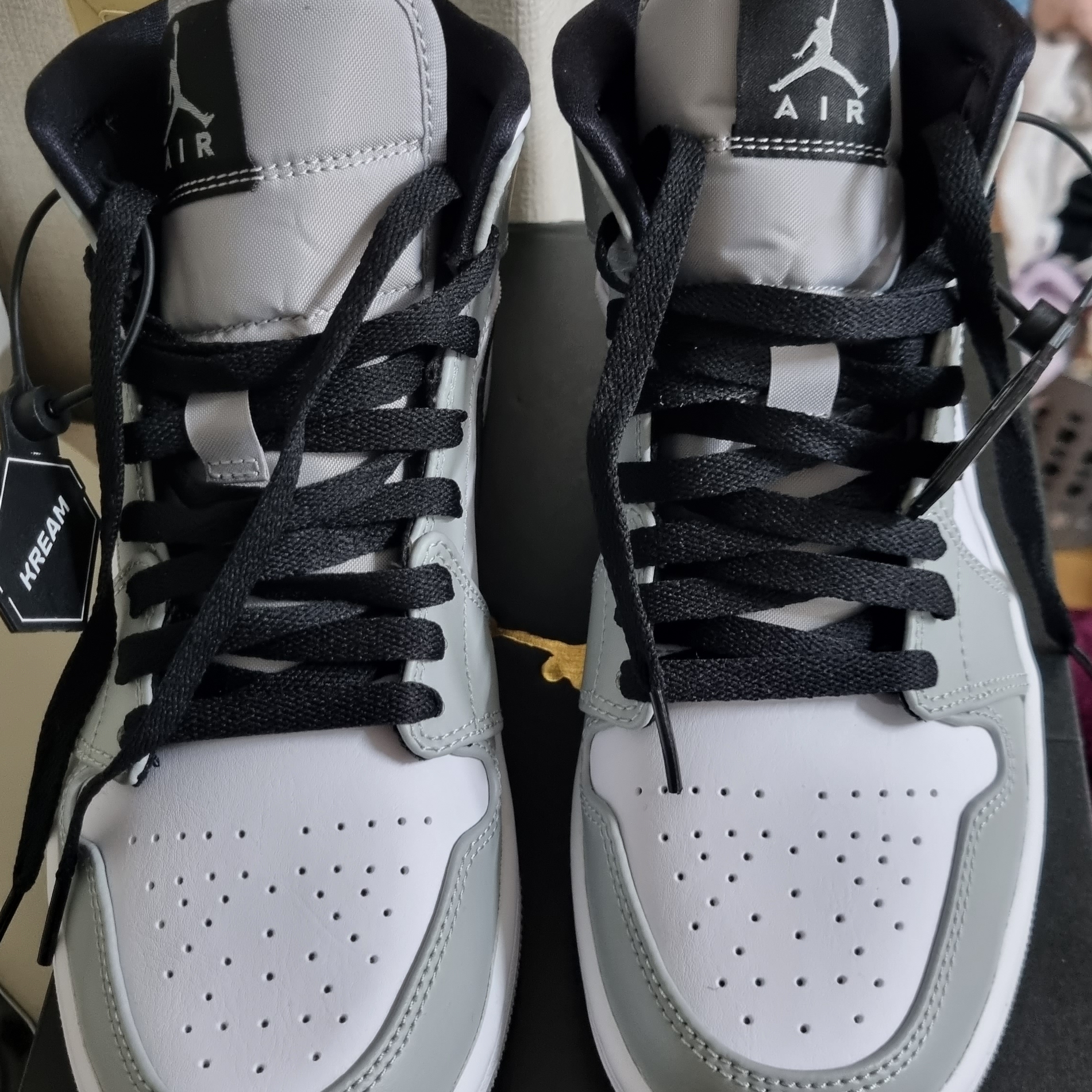 Jordan 1 Mid Light Smoke Grey 착용 스타일 - 1