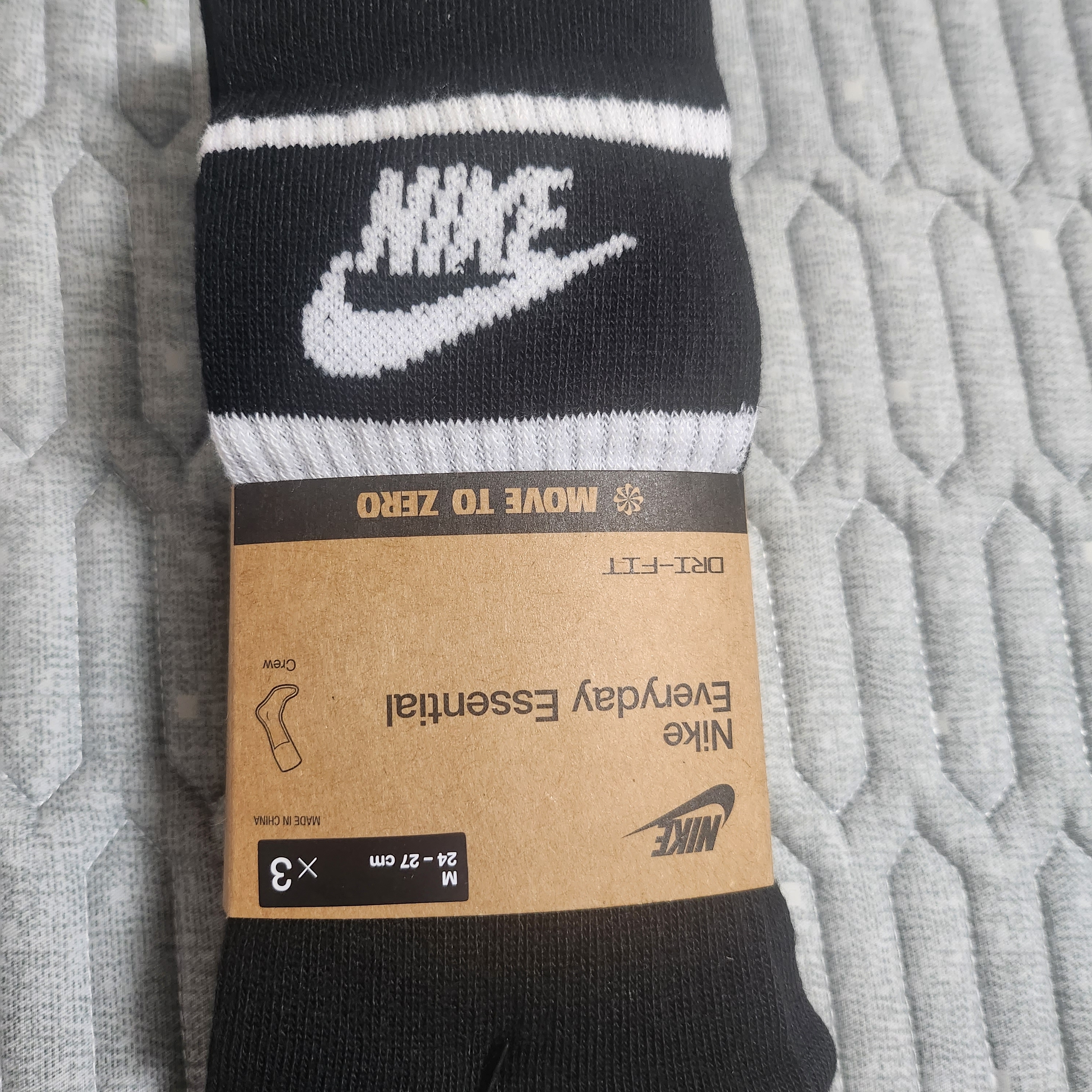 Nike NSW Everyday Essential Crew Socks Black (3 Pack/Korean Ver.) 착용 스타일 - 2