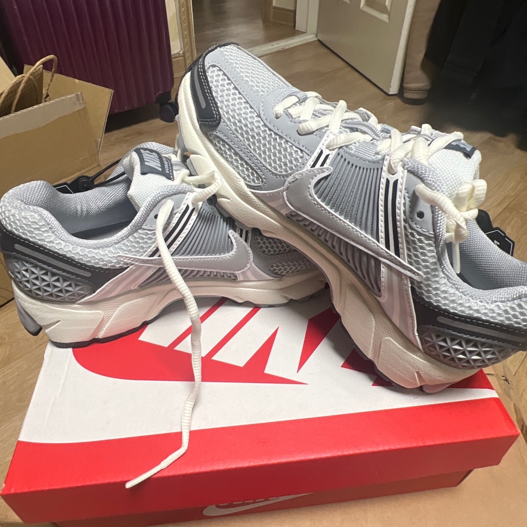 (W) Nike Zoom Vomero 5 Pure Platinum Metallic Silver 착용 스타일