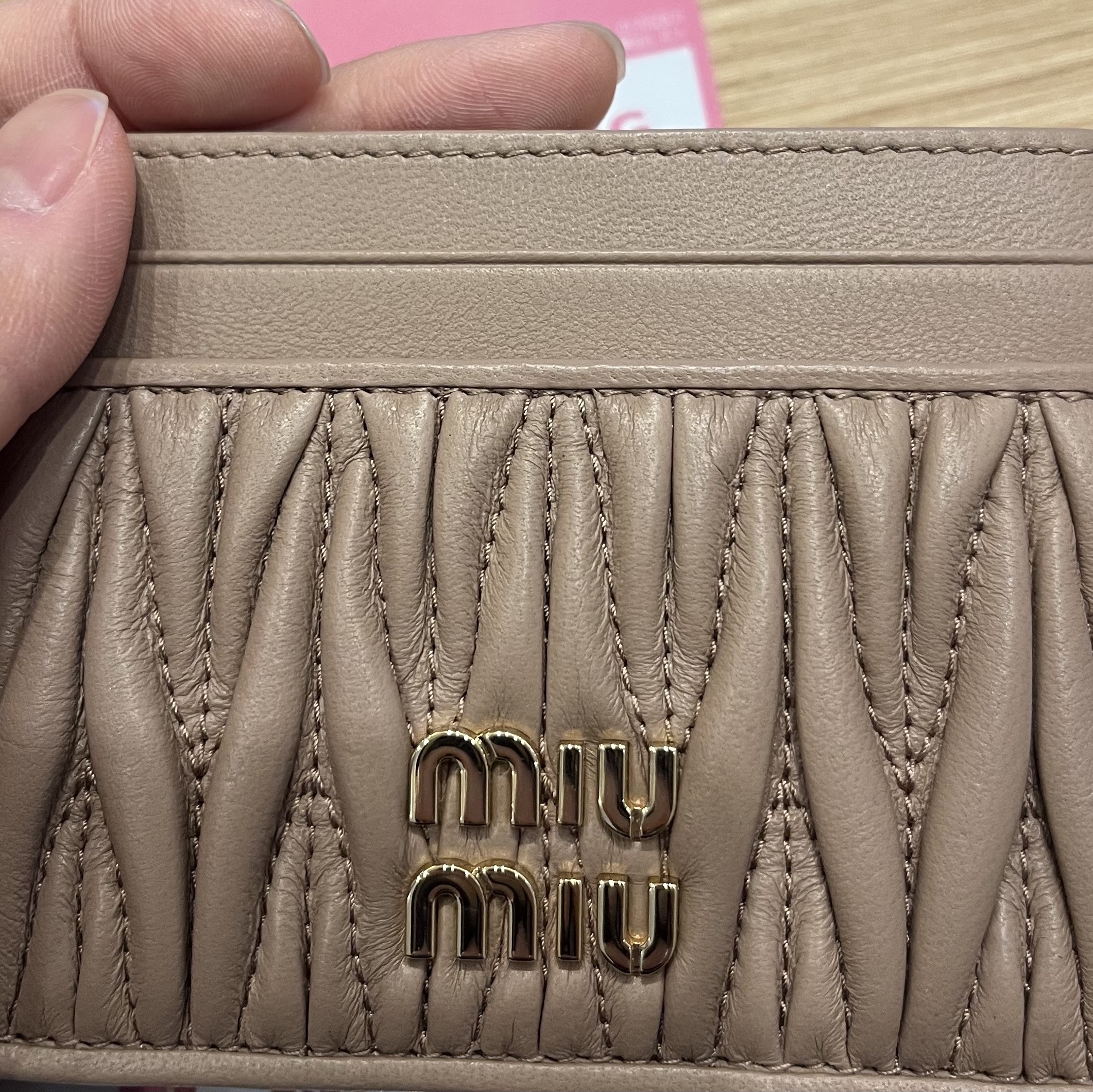 Miu Miu Matelasse Nappa Leather Card Holder Cameo 착용 스타일