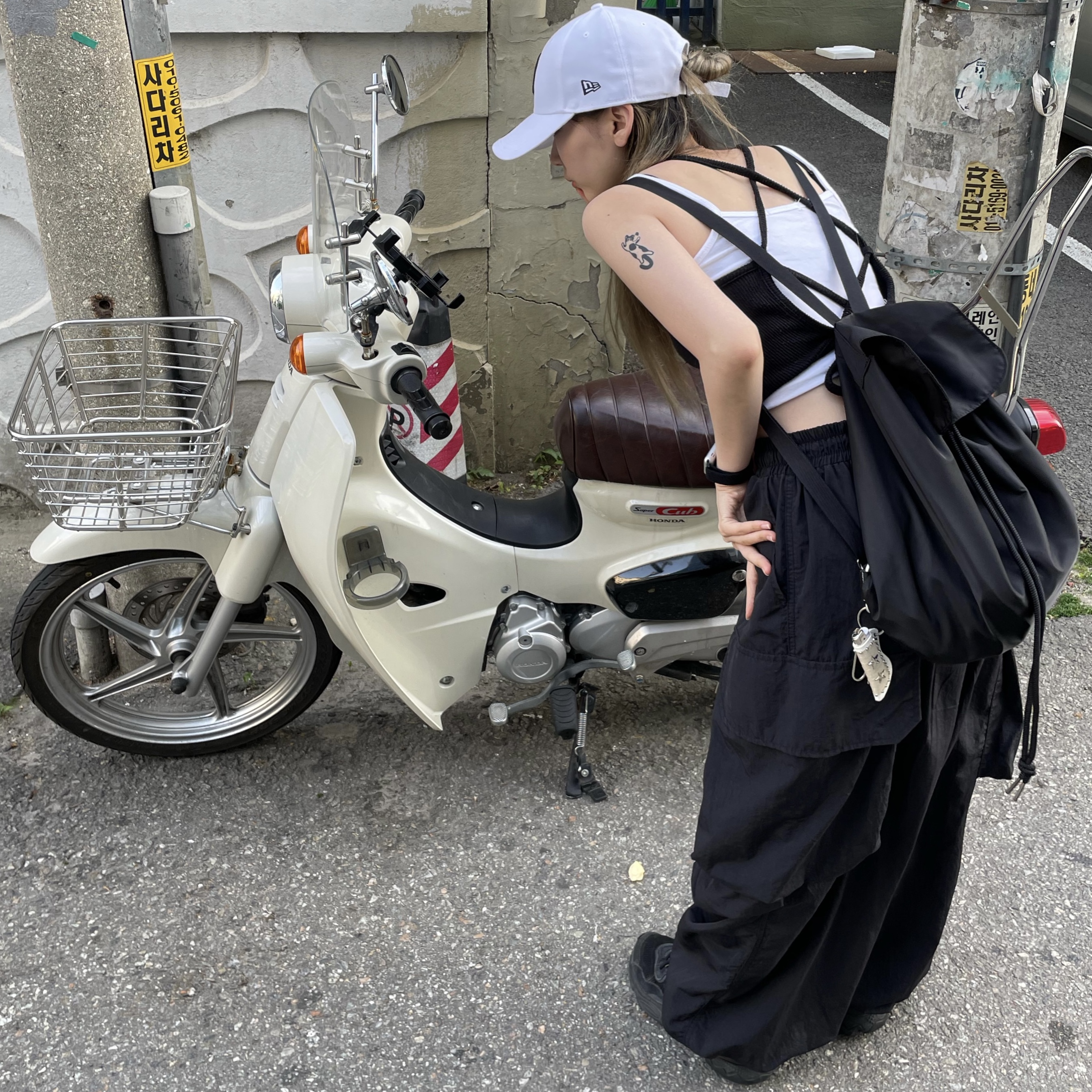 Adidas Ozweego Core Black 착용 스타일 - 2