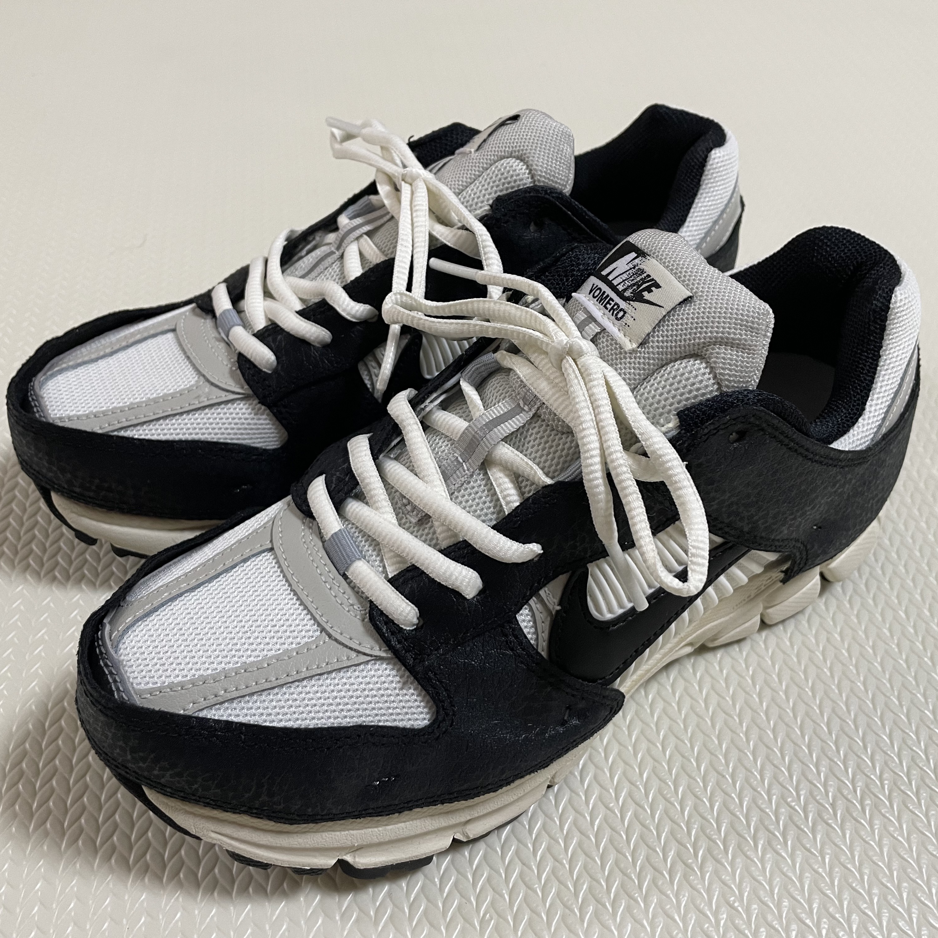(W) Nike Zoom Vomero 5 Wolf Grey and Black 착용 스타일