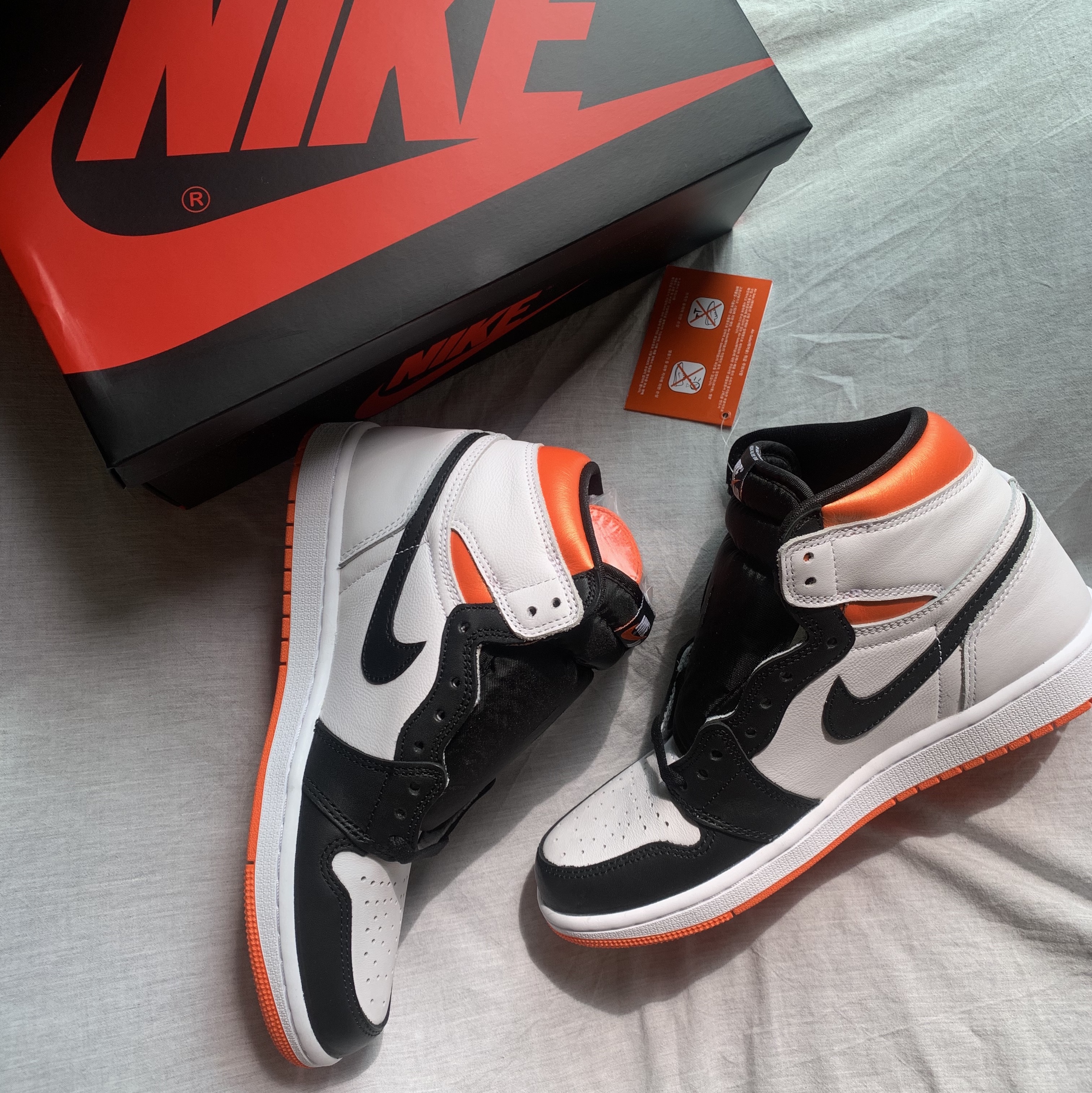 Jordan 1 Retro High OG Electro Orange 착용 스타일