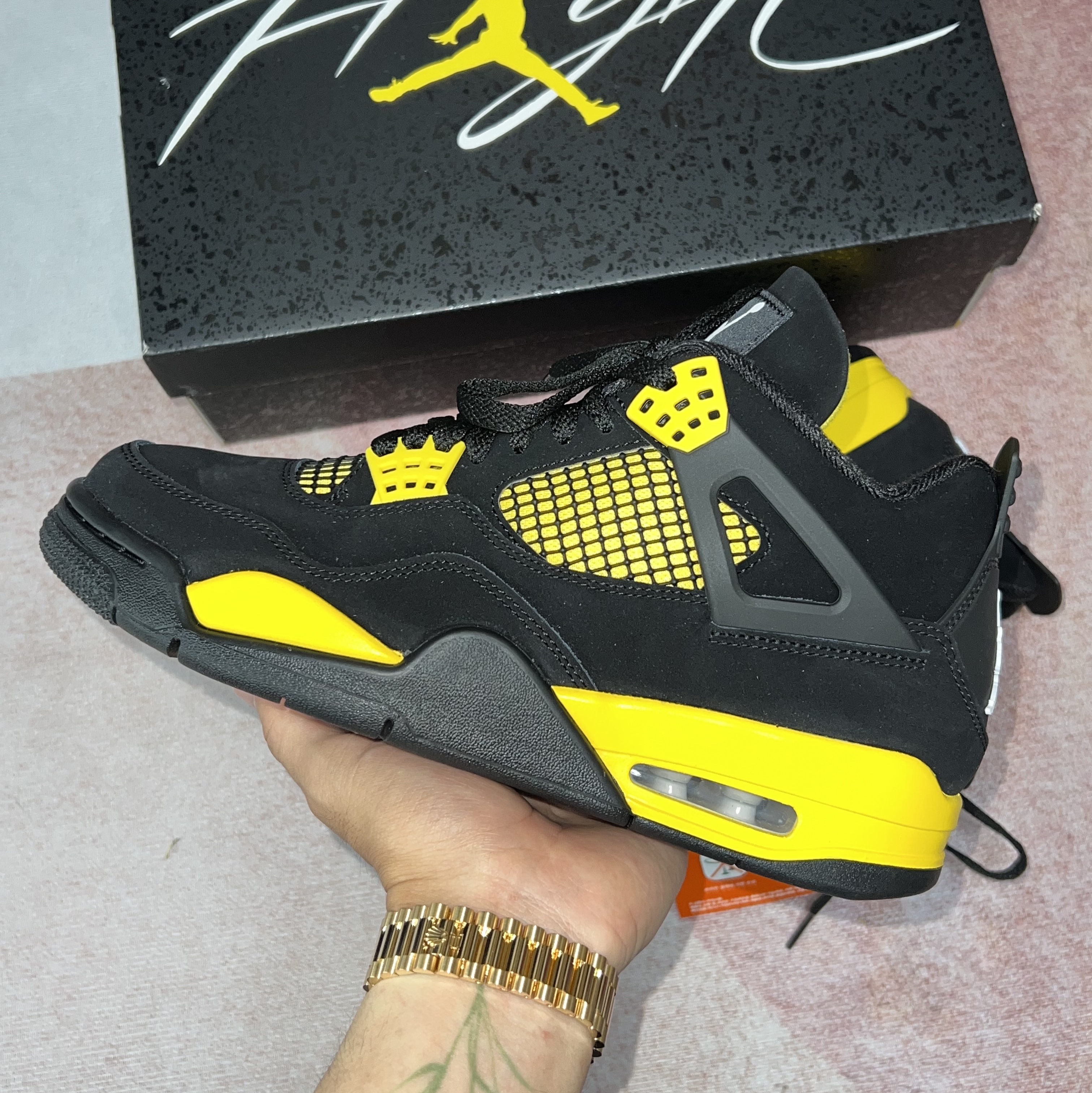 Jordan 4 Retro Thunder 2023, Rolex Day-Date 36mm 128238 Champgne Diamond-Set President 착용 스타일 - 1