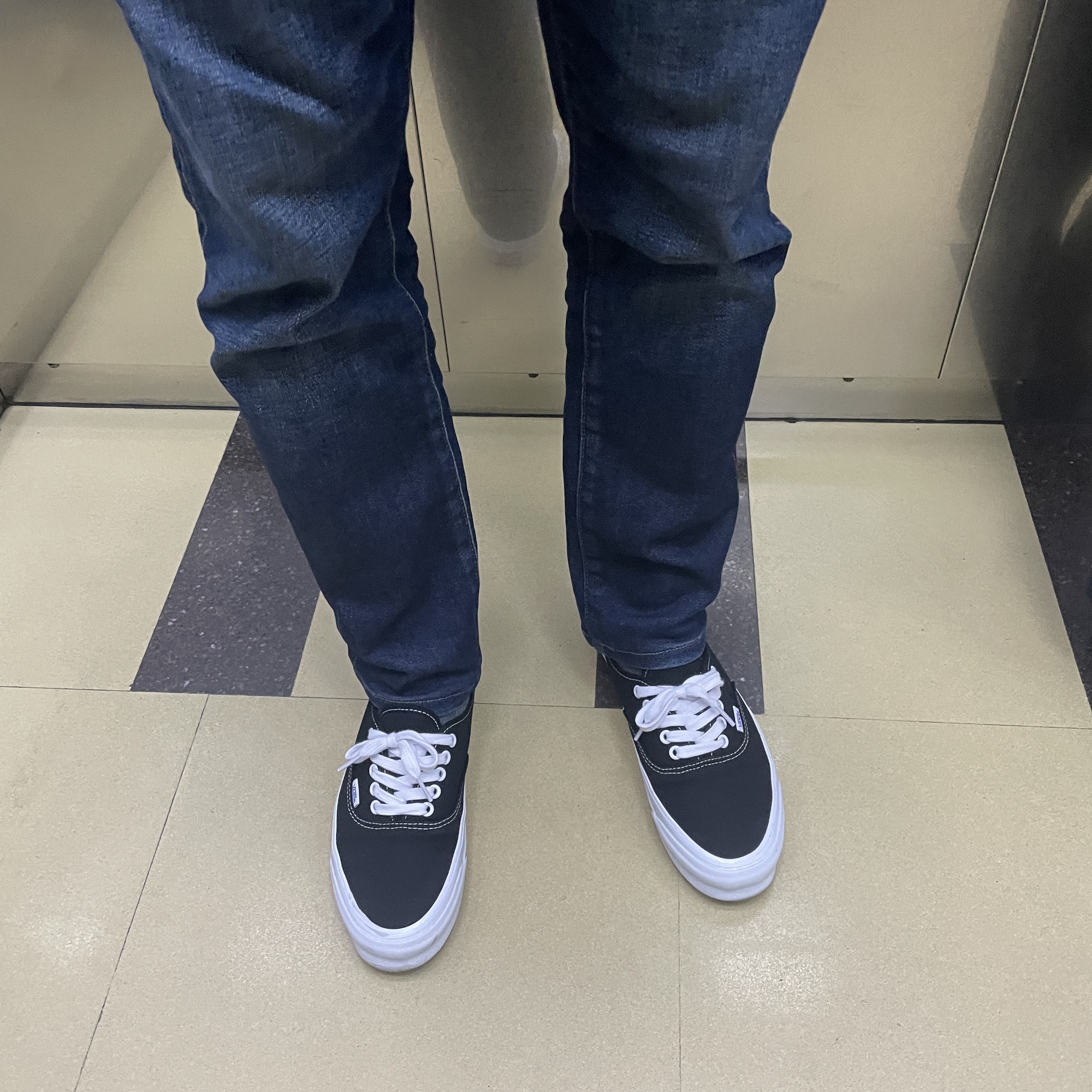 Vans Vault OG Authentic LX Black, Vans Vault OG Authentic LX Red 착용 스타일 - 2