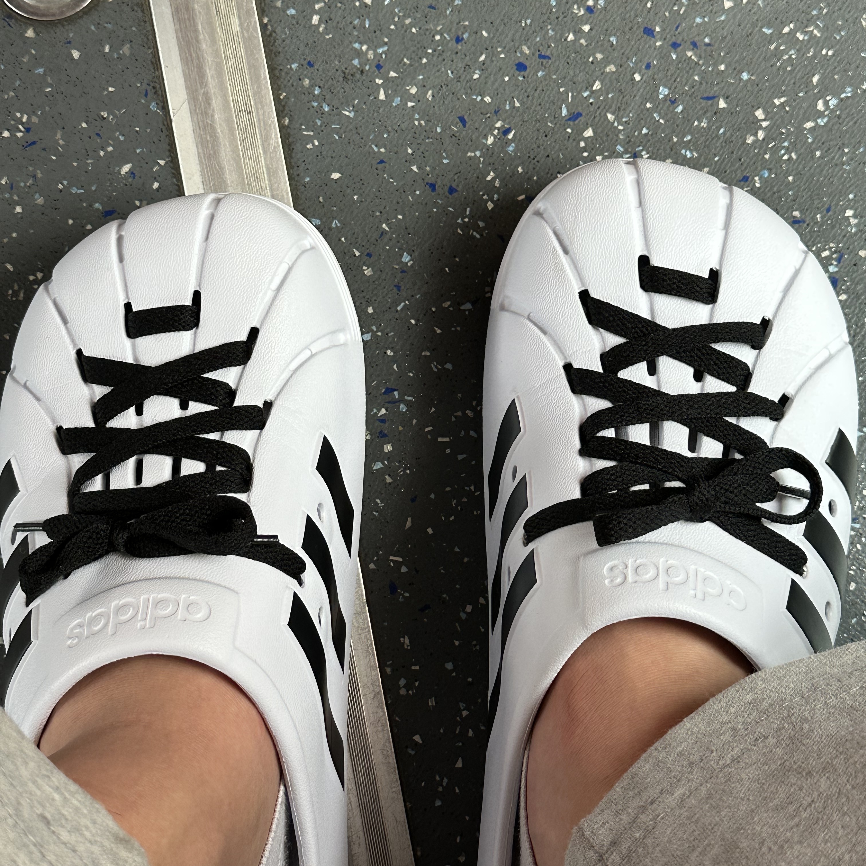 Adidas Adilette Clog White Black 착용 스타일