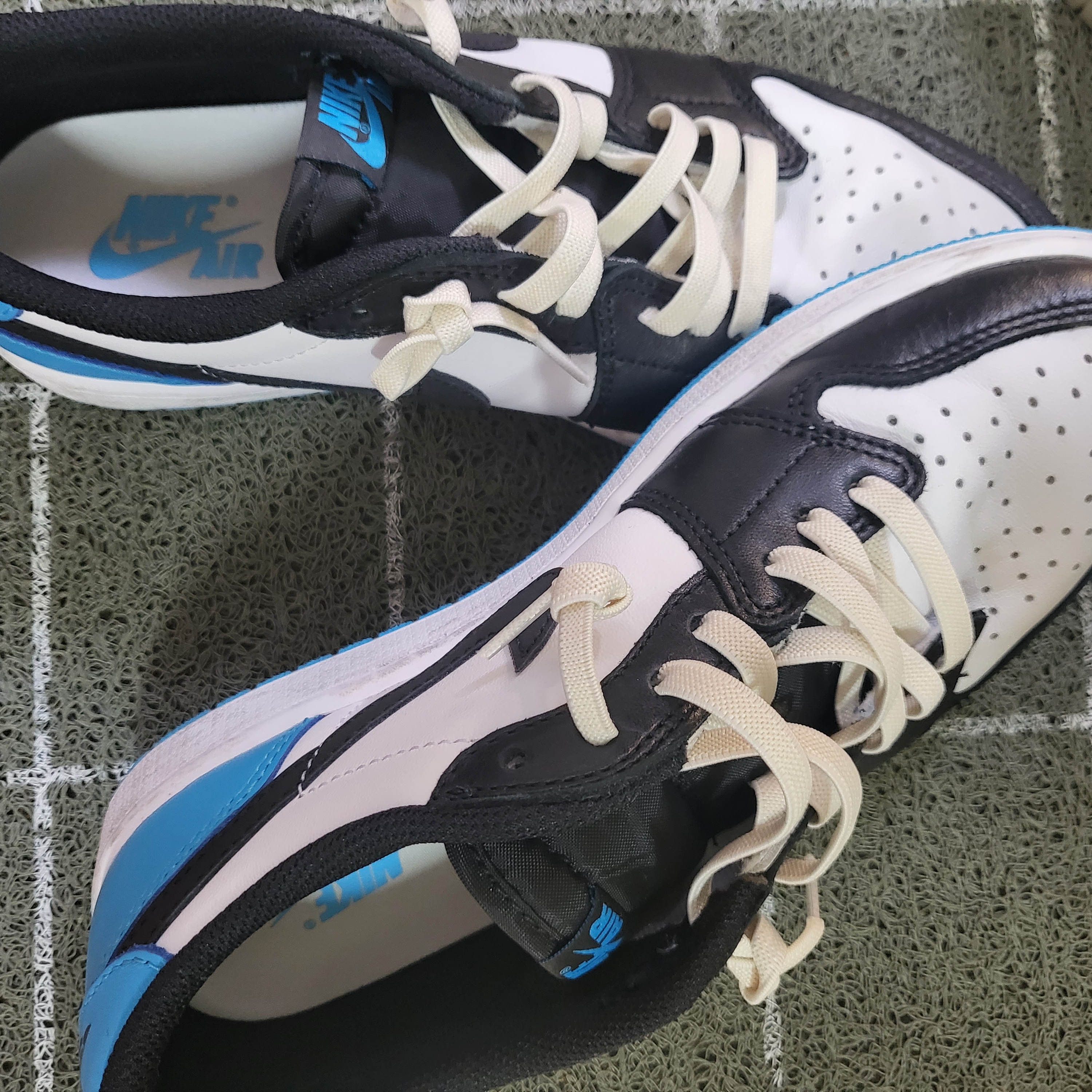 Jordan 1 Retro Low OG Black and Dark Powder Blue 착용 스타일